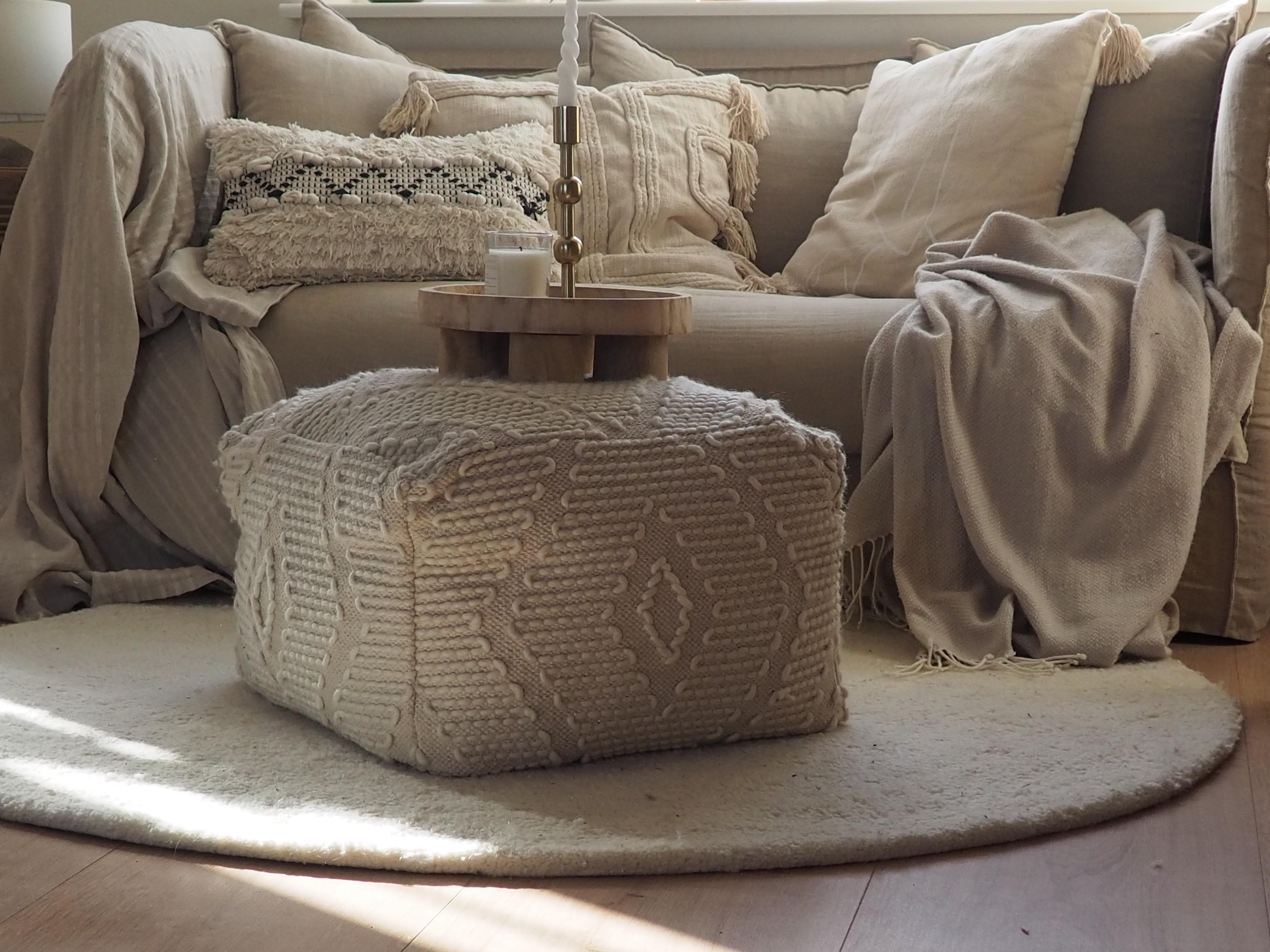 Happy Sunday! 

#wohnzimmer #leseecke #white
#sofa #couch #couchstyle #kissen #deko #dekoration #beige