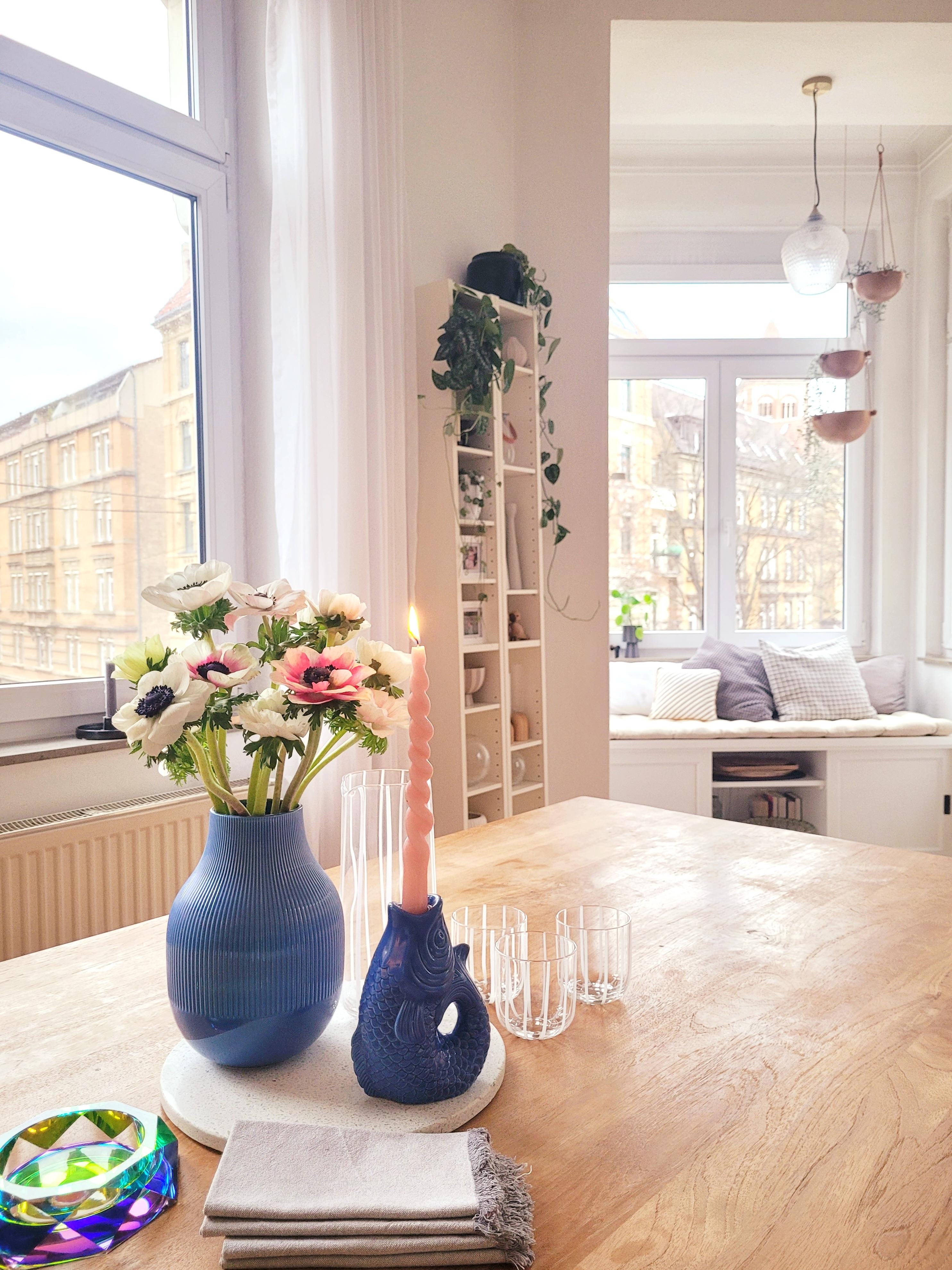 Happy Vasen Mittwoch!
#vase
#Kerzenhalter 
#Wohnzimmer 
#Altbau 
#Erker
#Tisch
#Wohnzimmer 
#schale
#blau
#Blumen 

