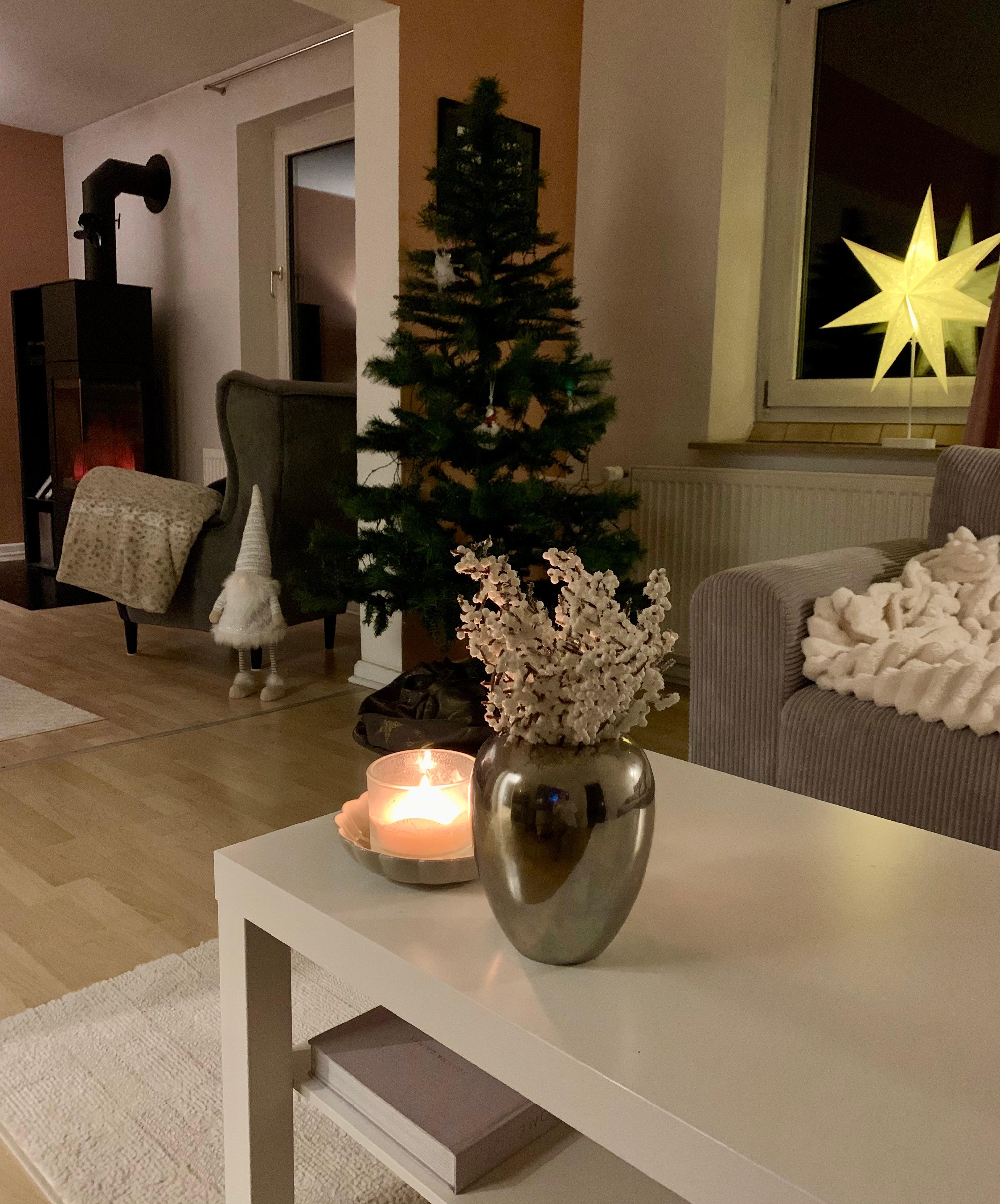 Happy Weekend ⭐️✨
#Abendstimmung #Sterne #Tannenbaum #Wichtel #Wohnzimmer 