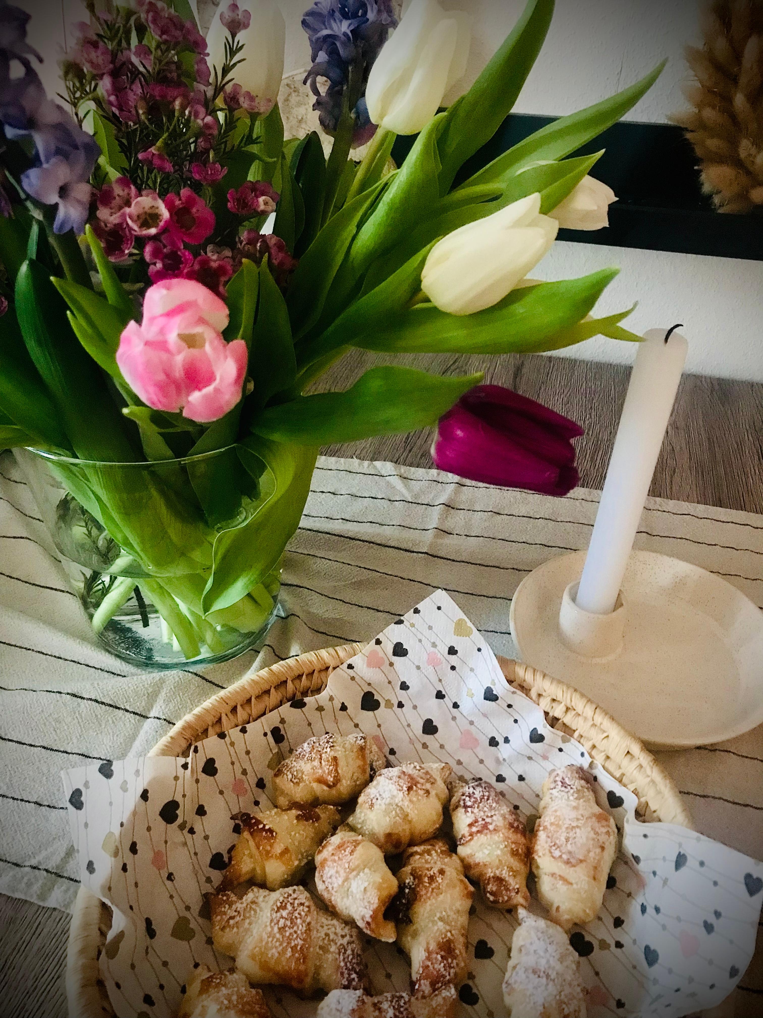 Happy weekend 💐
#flower #suesses #tisch #tischdecke #vase #kerze #korb 
#januar #home #cozy #nutellahoernchen 