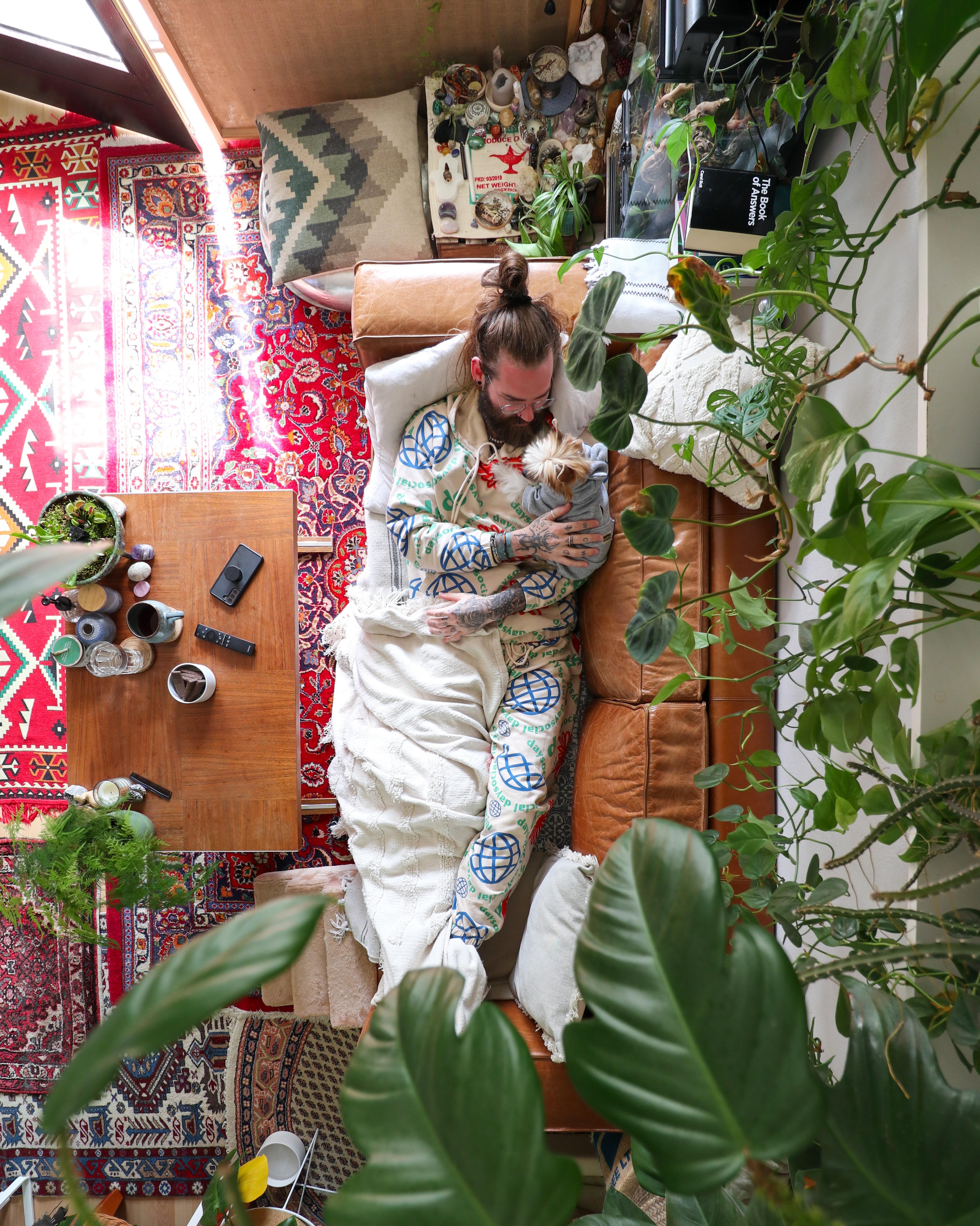 Happy weekend ✌🏼 #Wohnzimmer #Pflanzen #Couch #Sofa #Decke #Kissen #Regal #boho #hippie #Tisch #couchtisch 