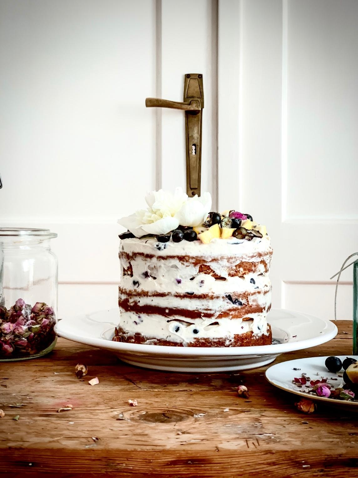 #happysunday #cake #cakelove #nakedcake #couchliebt #kuchenliebe #kuchendeko #freshflowers #fruits