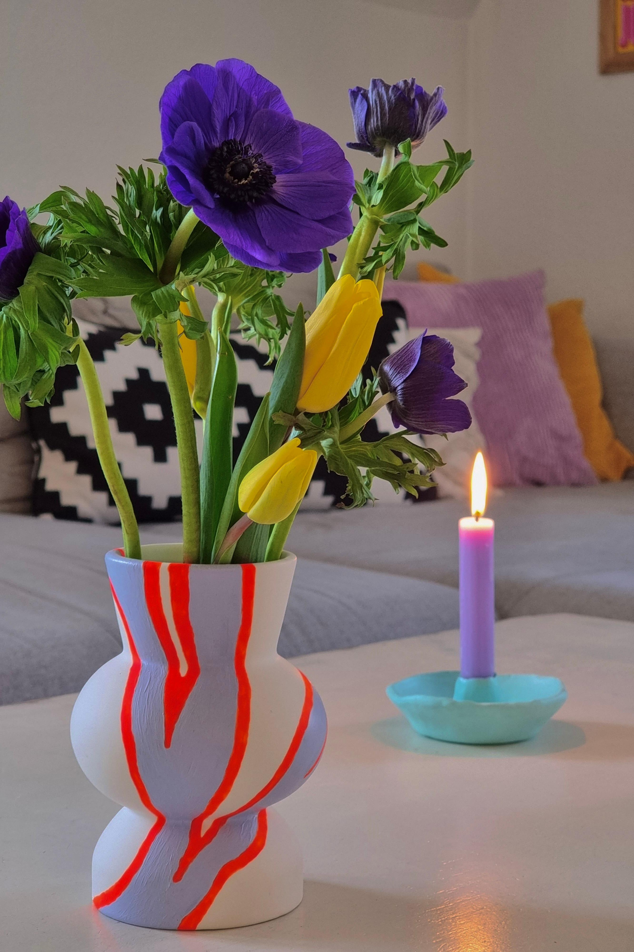 #happyvalentine 🩷 #Blumenliebe #Anemone trifft #Tulpen #Wohnzimmer #Diy #Vase und #Kerzenhalter #Kissen #colourful #Home 