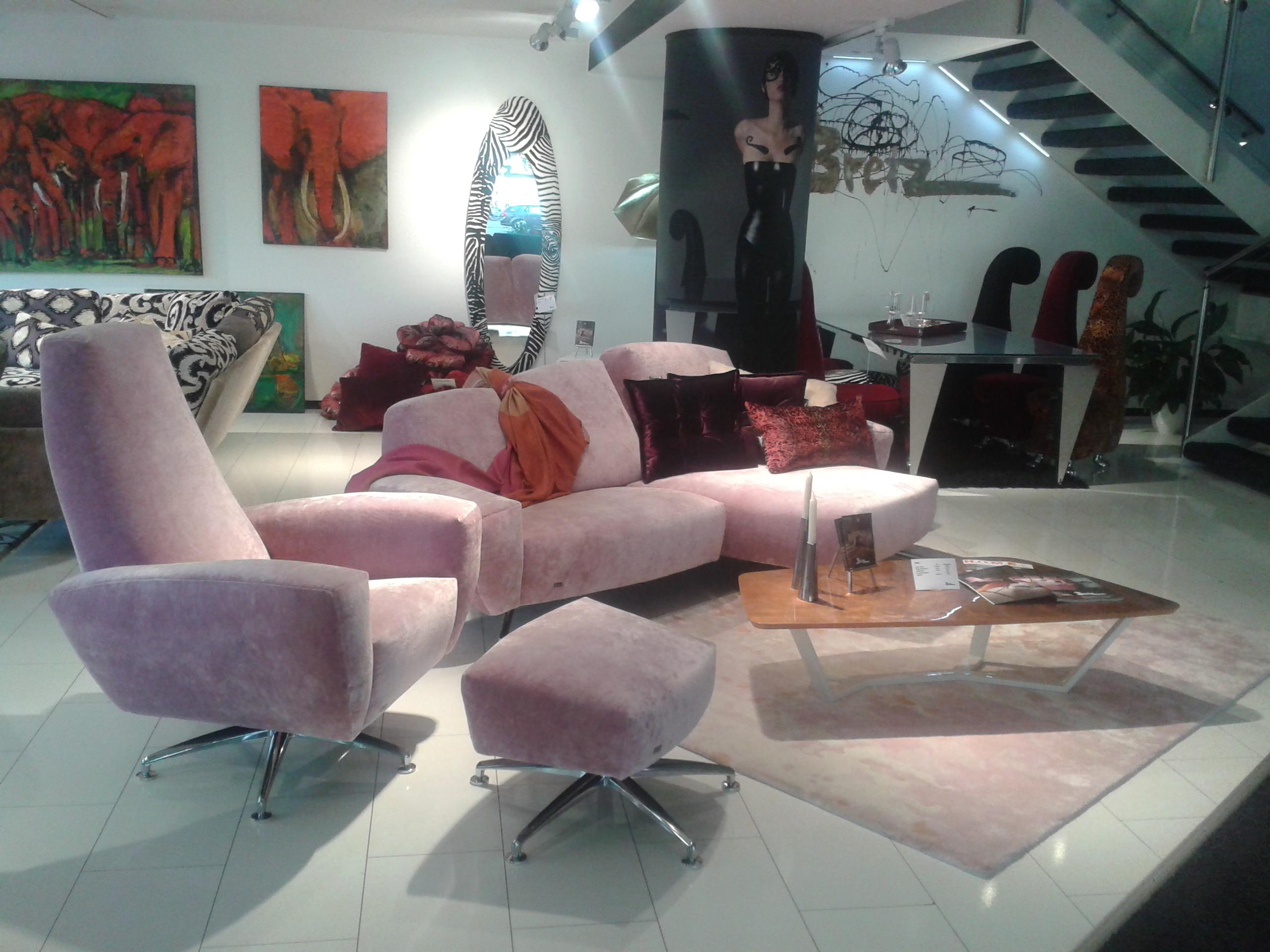 Harmonisch pastellige Sitzgruppe mit Kupferakzenten #sofa #samtsofa #rosafarbenessofa #rosafarbenessamtsofa ©Bretz / Design Carolin Fieber