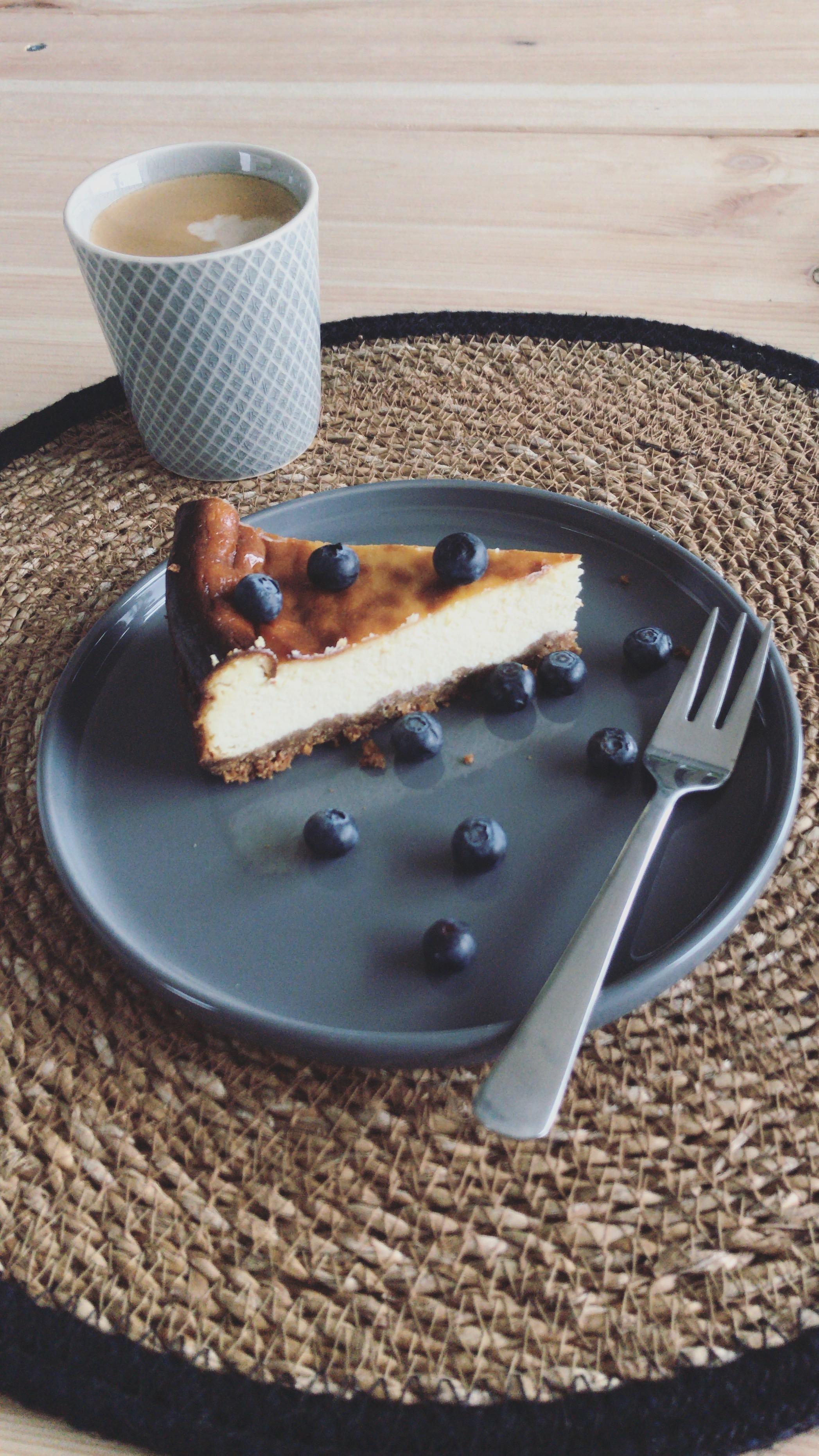 Hat da jemand Kuchen gesagt? #selbstgemacht #kaffee #diytisch #holz #grau #home