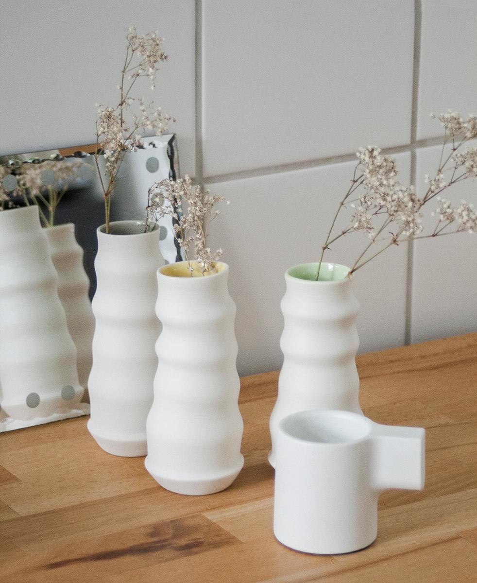 Hat man keine frischen Blumen, tut's auch Schleierküchenkraut! 😉
#vasen #sandranitz #keramik #spiegel #hay #bunt 