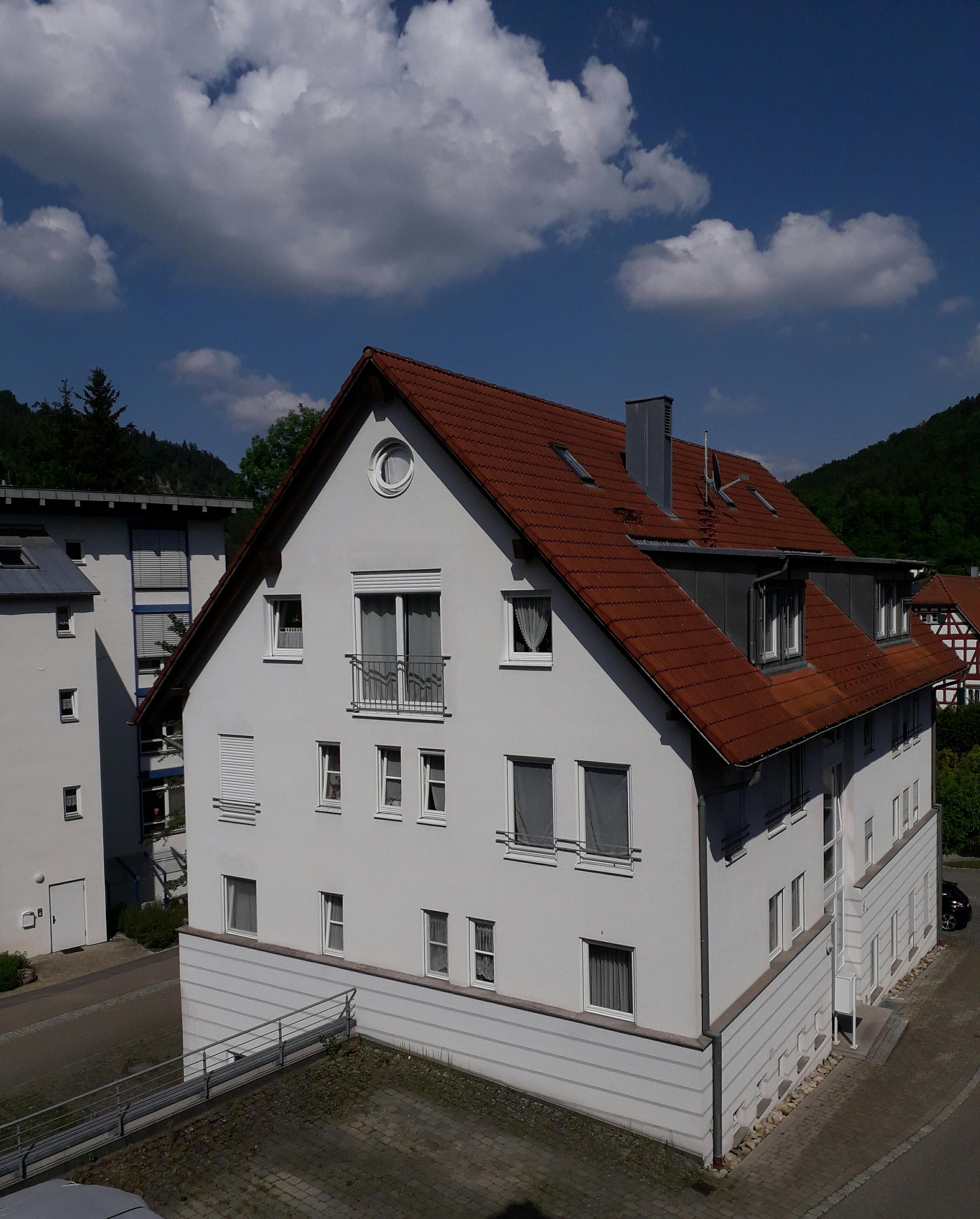 #Haus #Gebäude #Mietwohnung #Dachgeschoss #90erBau #Mehrfamilienhaus #Nachbarschaft