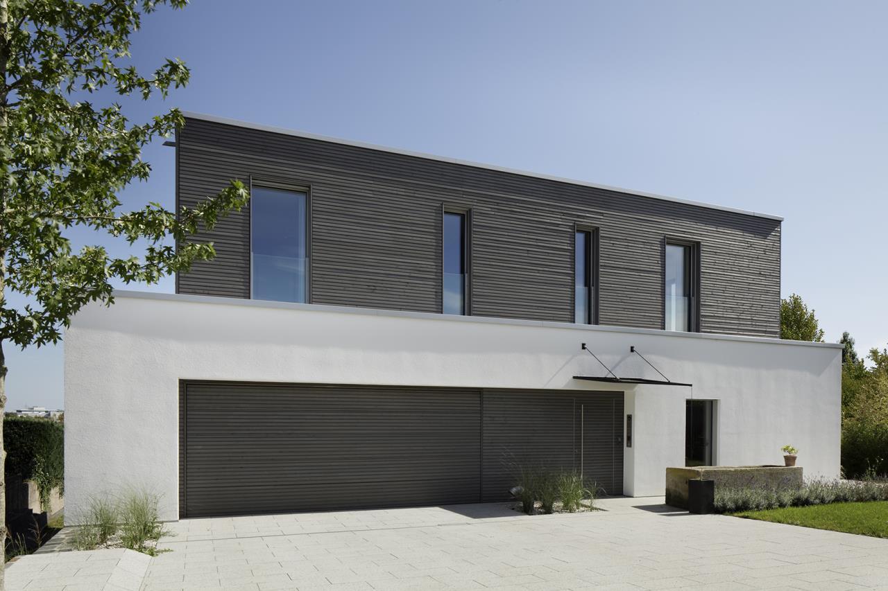 Haus Kieffer #flachdach #garage #vordach #überdachtereingangsbereich ©Baufritz GmbH & Co. KG