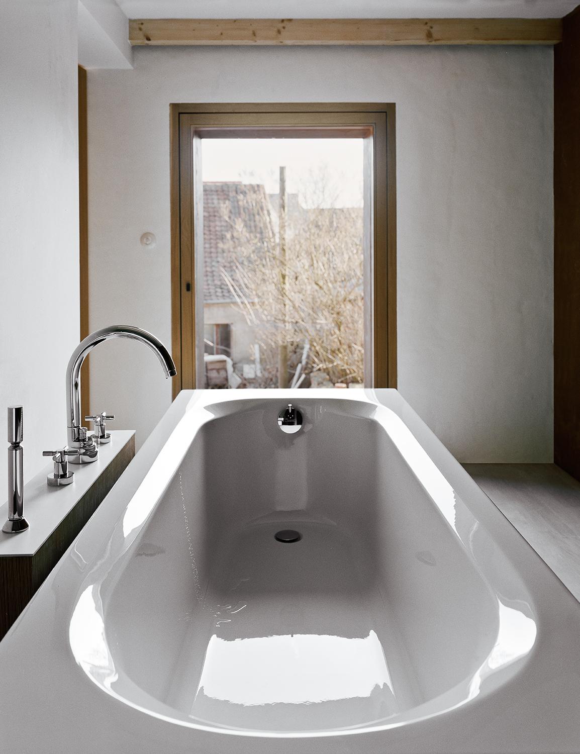 Haus Stein, Druxberg #architektenhaus #badewanne #badezimmer #naturmaterial #großesfenster ©Simon Menges