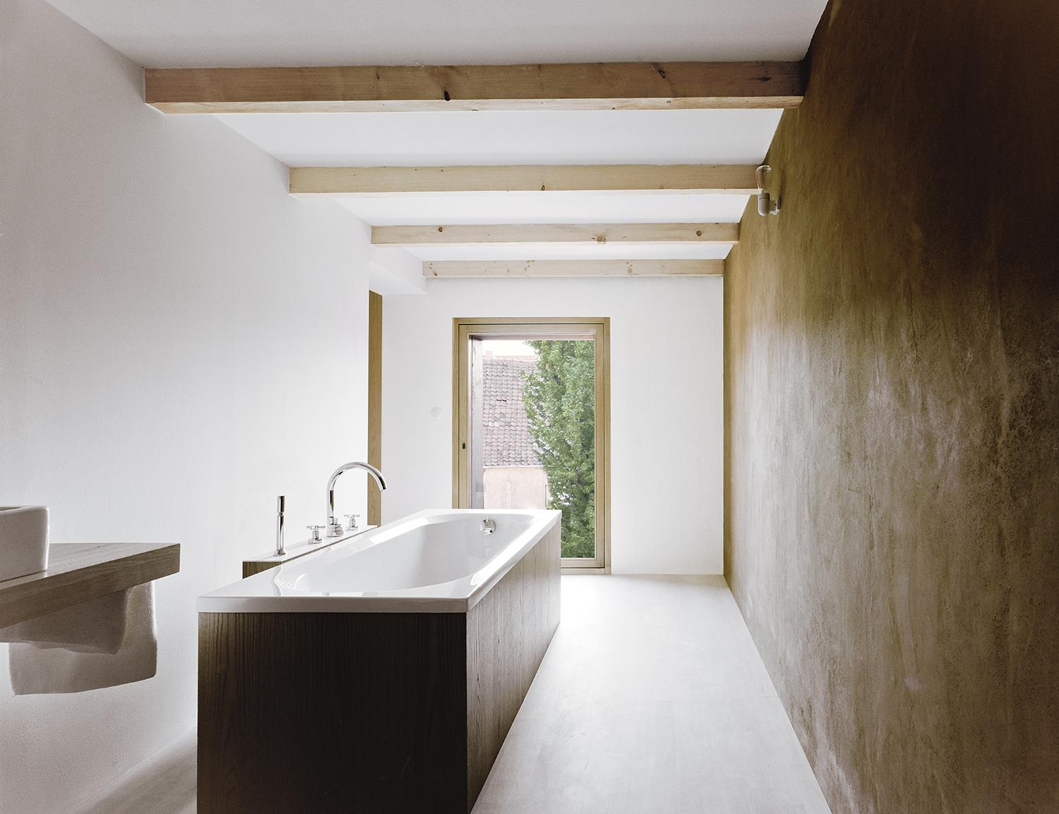 Haus Stein, Druxberg #architektenhaus #badezimmer #altbau #naturmaterial #holzbadewanne ©Simon Menges