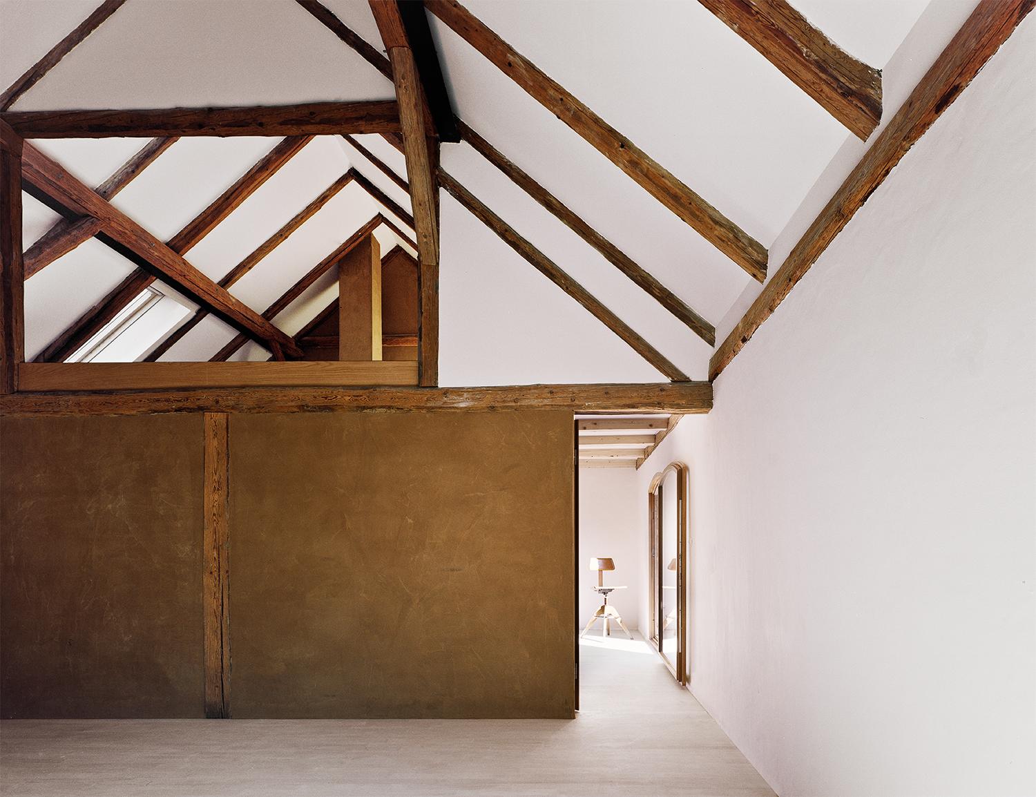 Haus Stein, Druxberg #architektenhaus #balken #altbau #minimalistisch #lehmputz ©Simon Menges