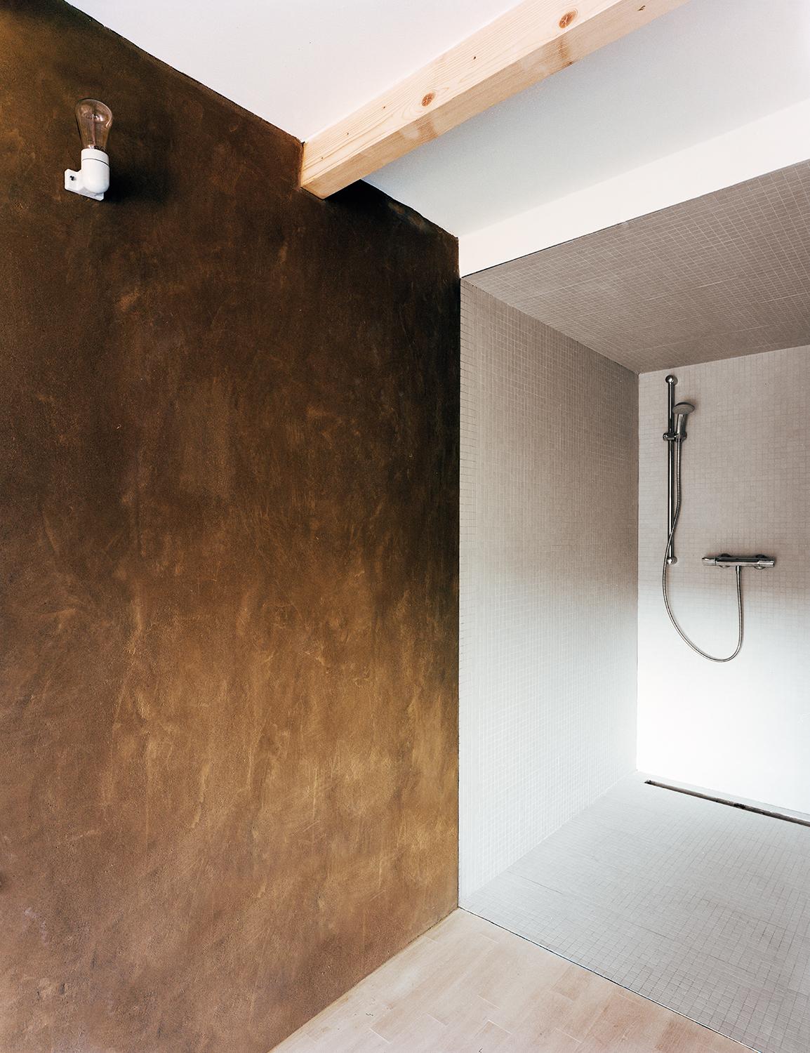 Haus Stein, Druxberg #architektenhaus #dusche #lehmputz #naturmaterial ©Simon Menges