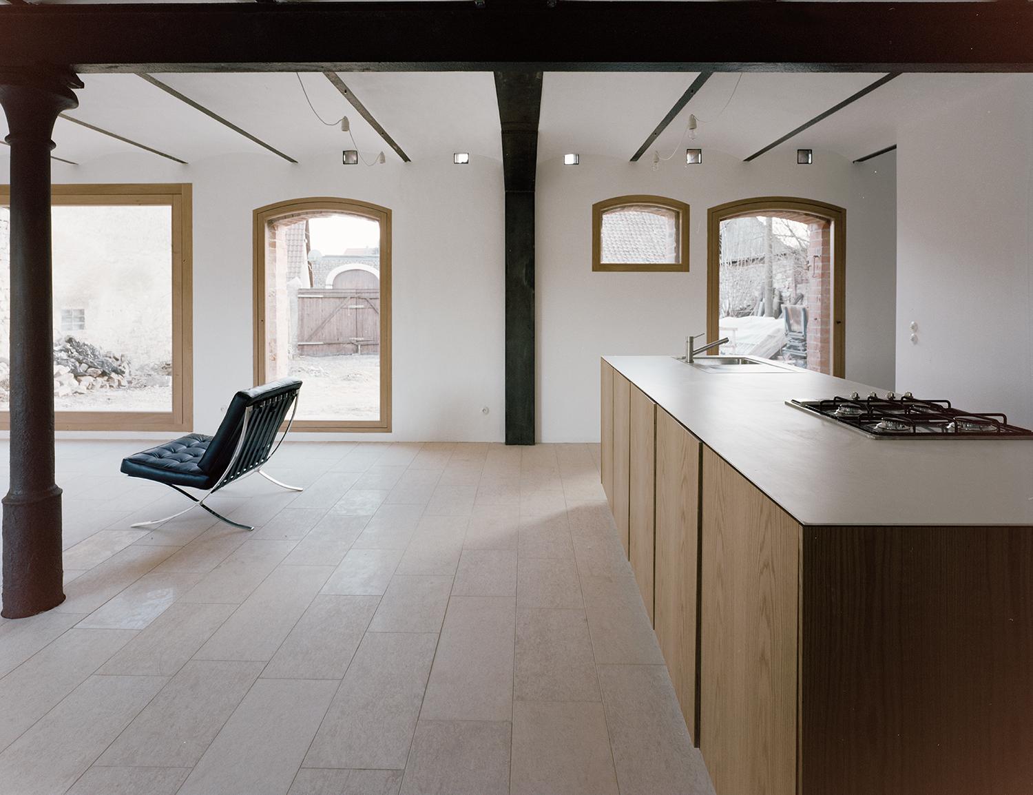Haus Stein #küche #architektenhaus #offeneküche #lehmputz #naturmaterial #großesfenster ©Simon Menges