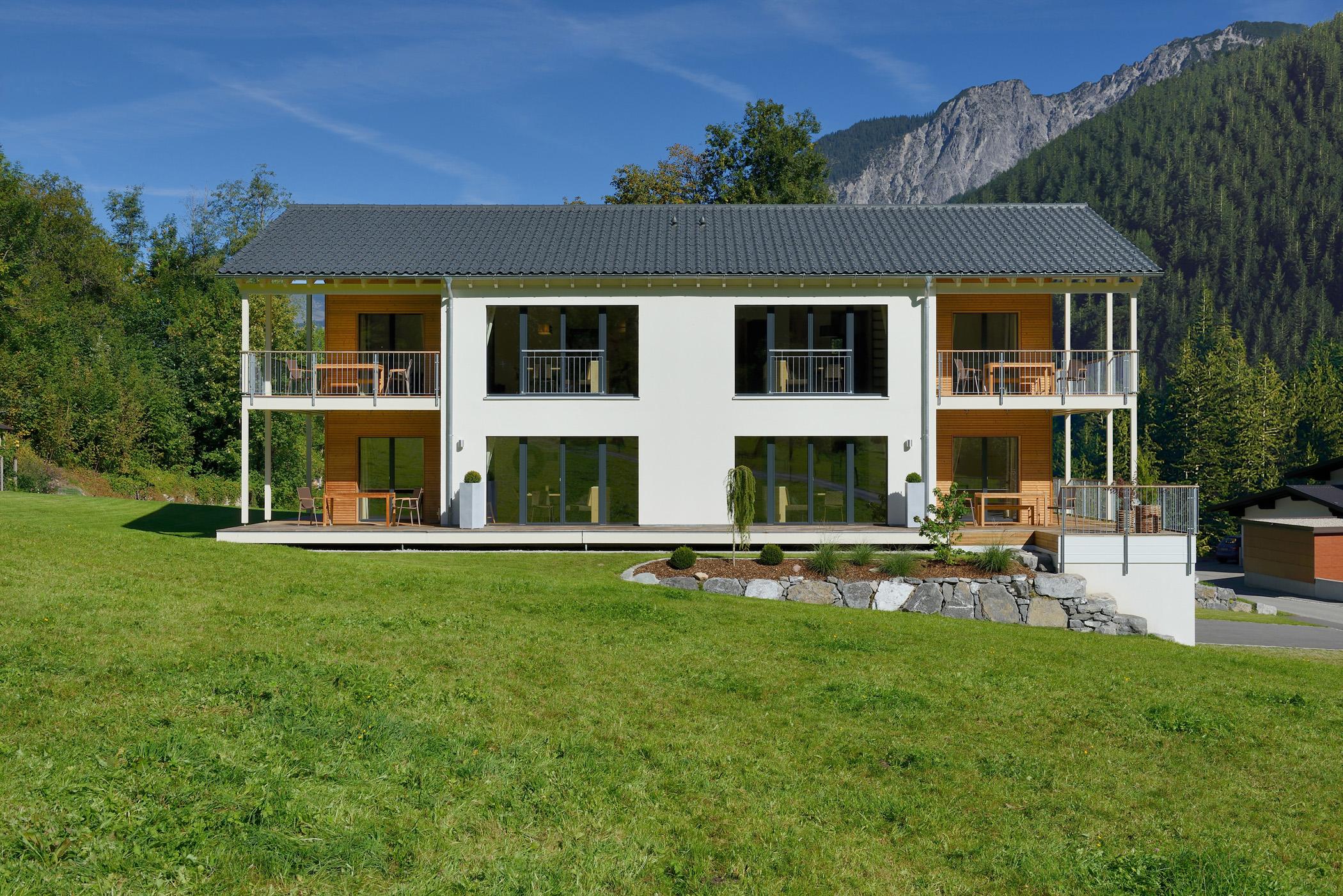 Haus Volfantana #terrasse #holzfassade #ferienwohnung ©Baufritz GmbH & Co. KG