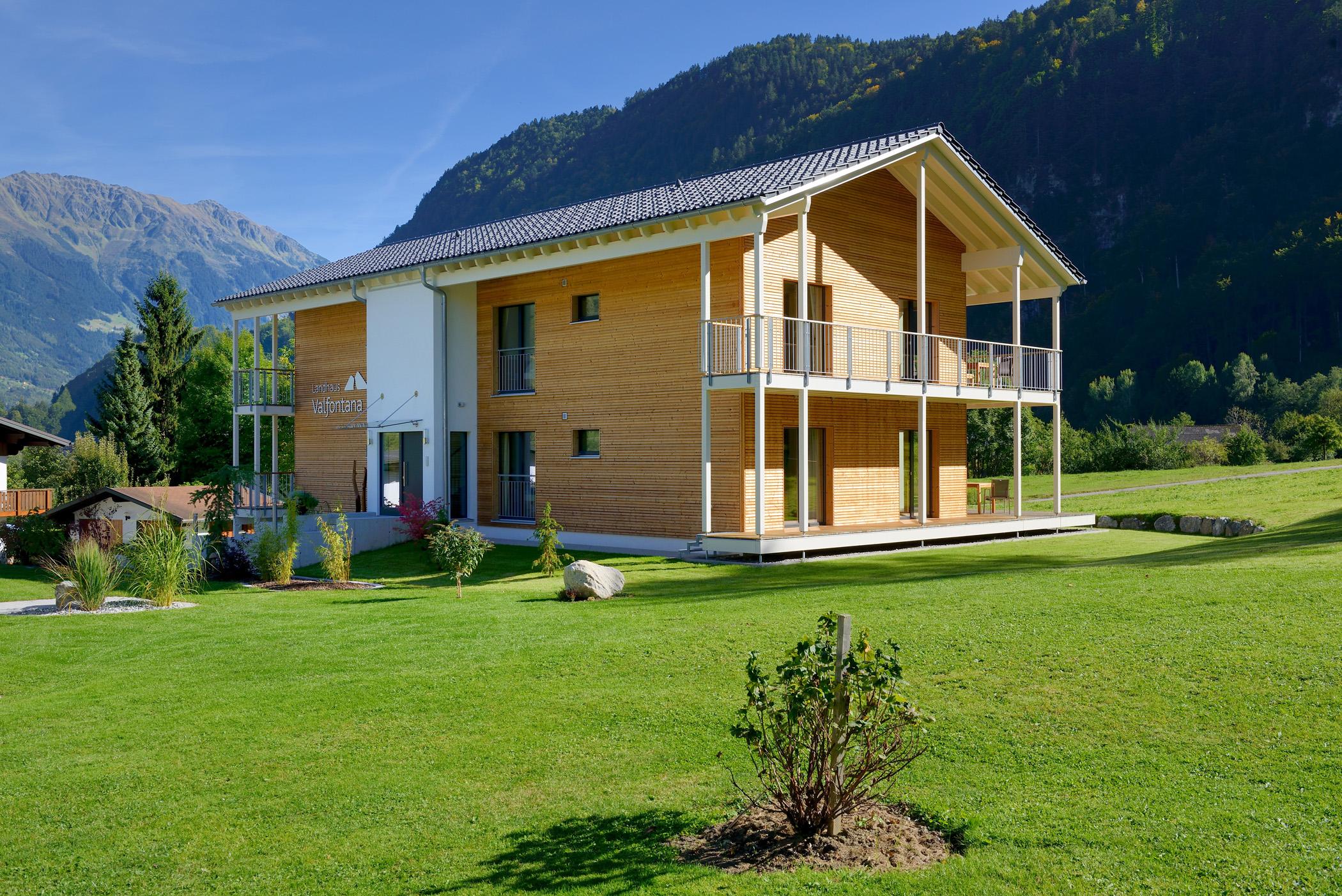 Haus Volfantana #terrasse #holzfassade #ferienwohnung ©Baufritz GmbH & Co. KG