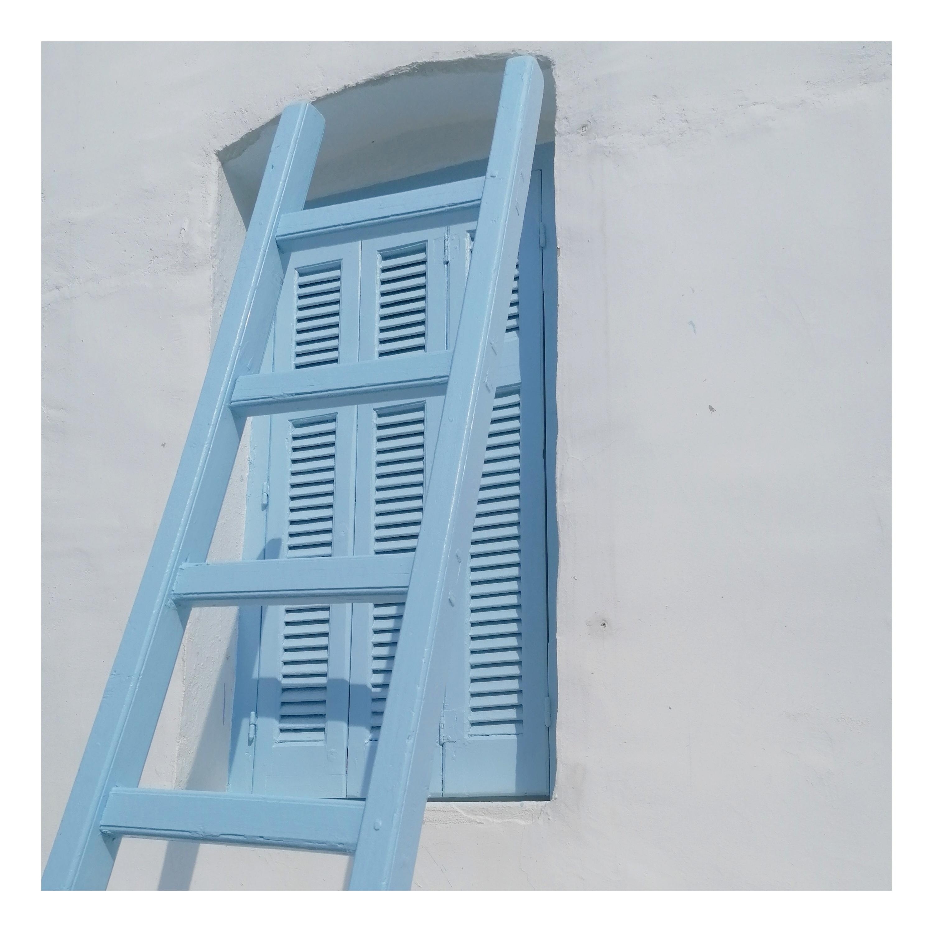 Haus von 1870: Die alte Leiter (NACHER) bekommt einen neuen #Anstrich #greekblue #himmelblau #inselhaus