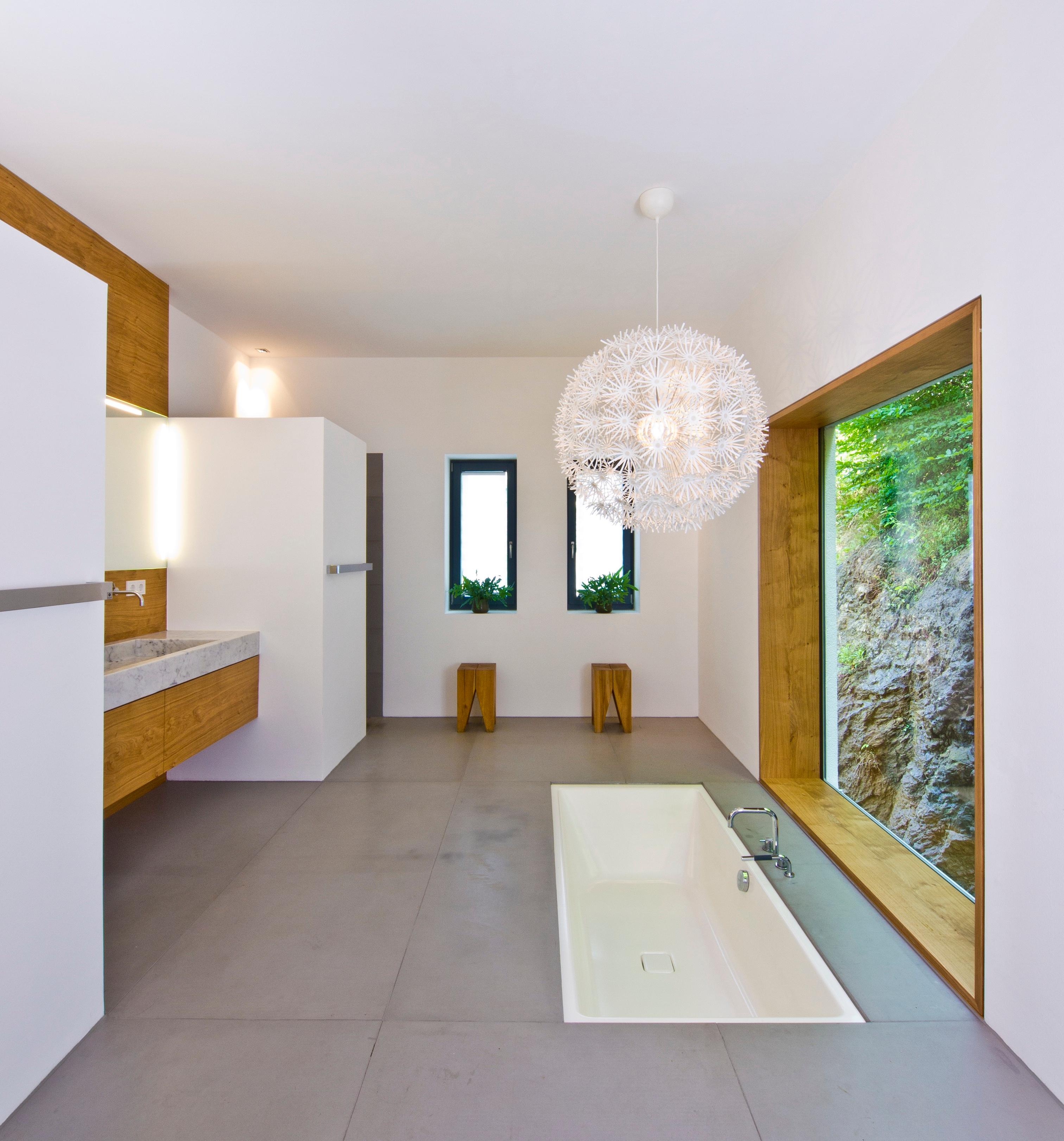 Haus Weitblick #bad #badewanne #waschbecken #badsanierung #panoramafenster ©Baufritz GmbH & Co. KG