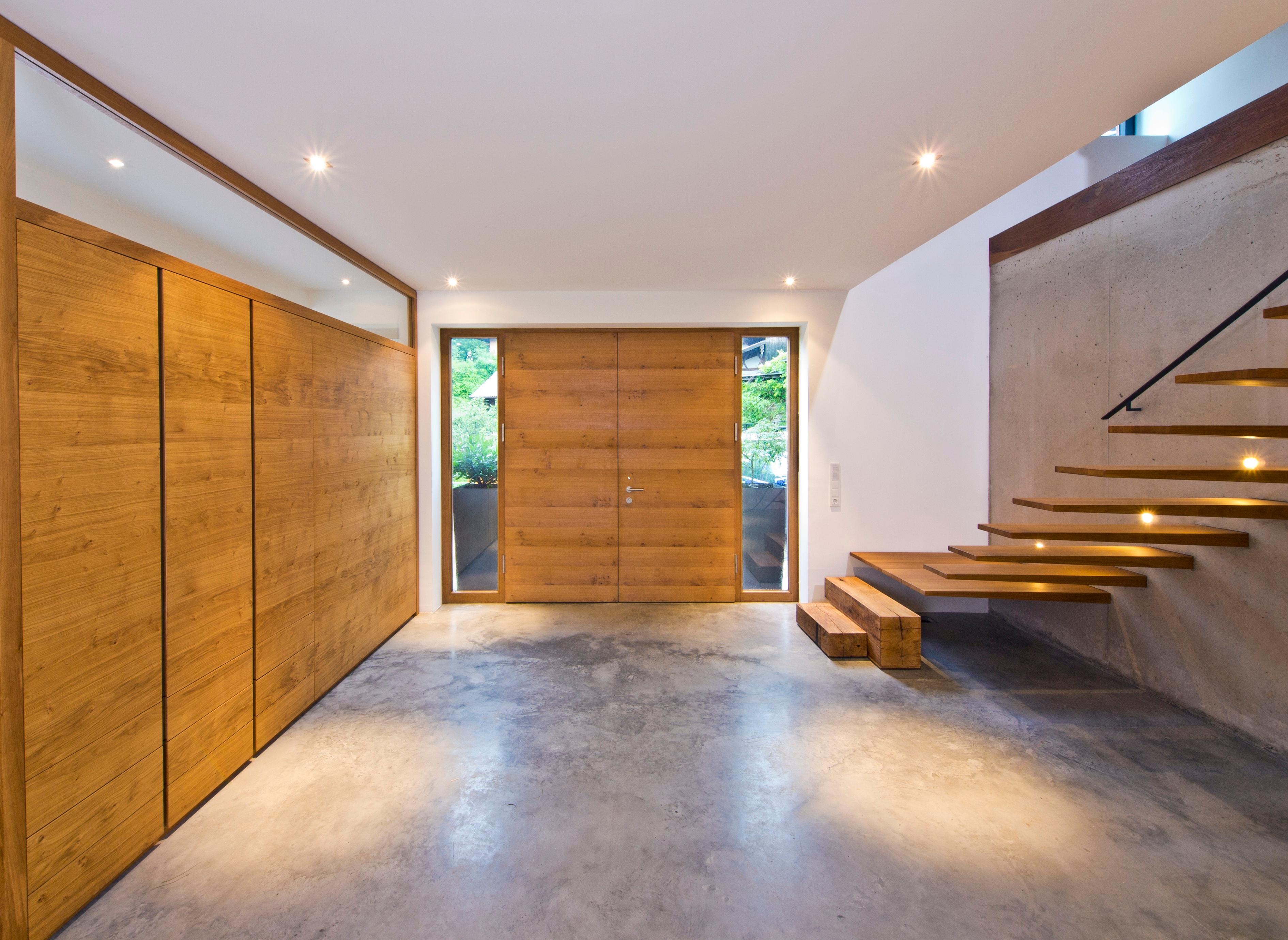 Haus Weitblick #betonboden #spotlicht #flurbeleuchtung ©Baufritz GmbH & Co. KG