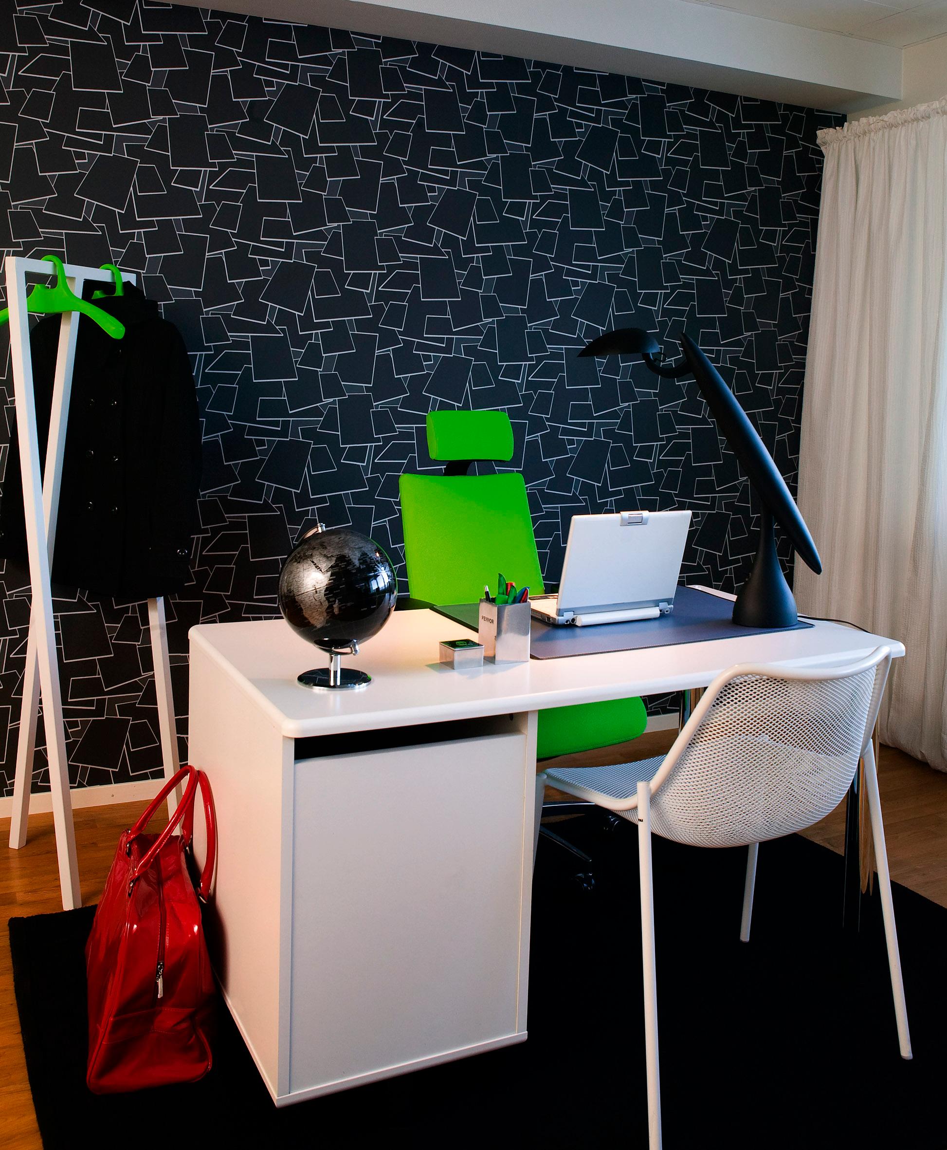 Hauseigenes Büro #stuhl #büro #bürostuhl #mustertapete #weißerstuhl #arbeitsecke #tisch ©durosweden.se
