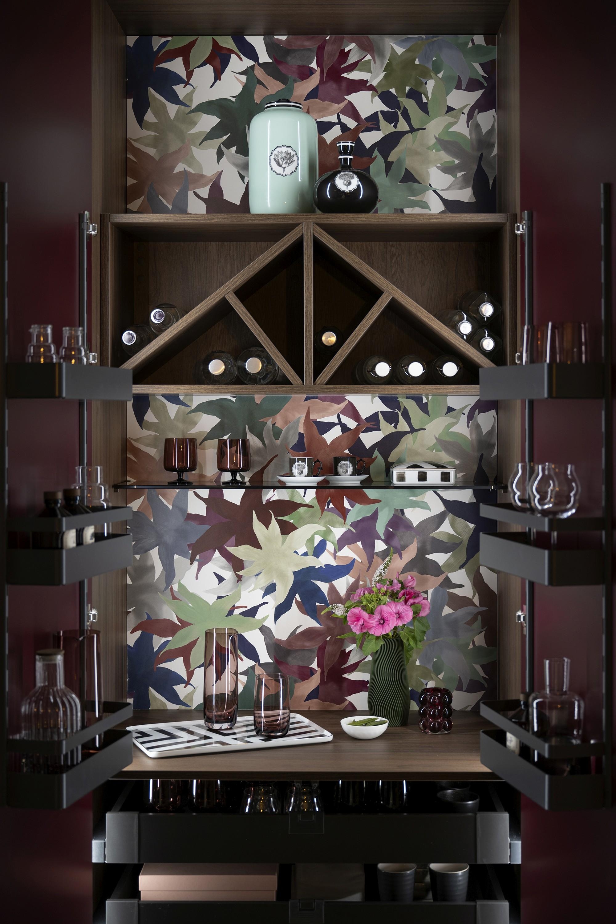 Haute Couture für Fronten: Mit dem Print-Dekor „Iris des Marais“ präsentieren Christian Lacroix Maison und SCHMIDT ein neues Kapitel ihrer kreativen Allianz. #SCHMIDT