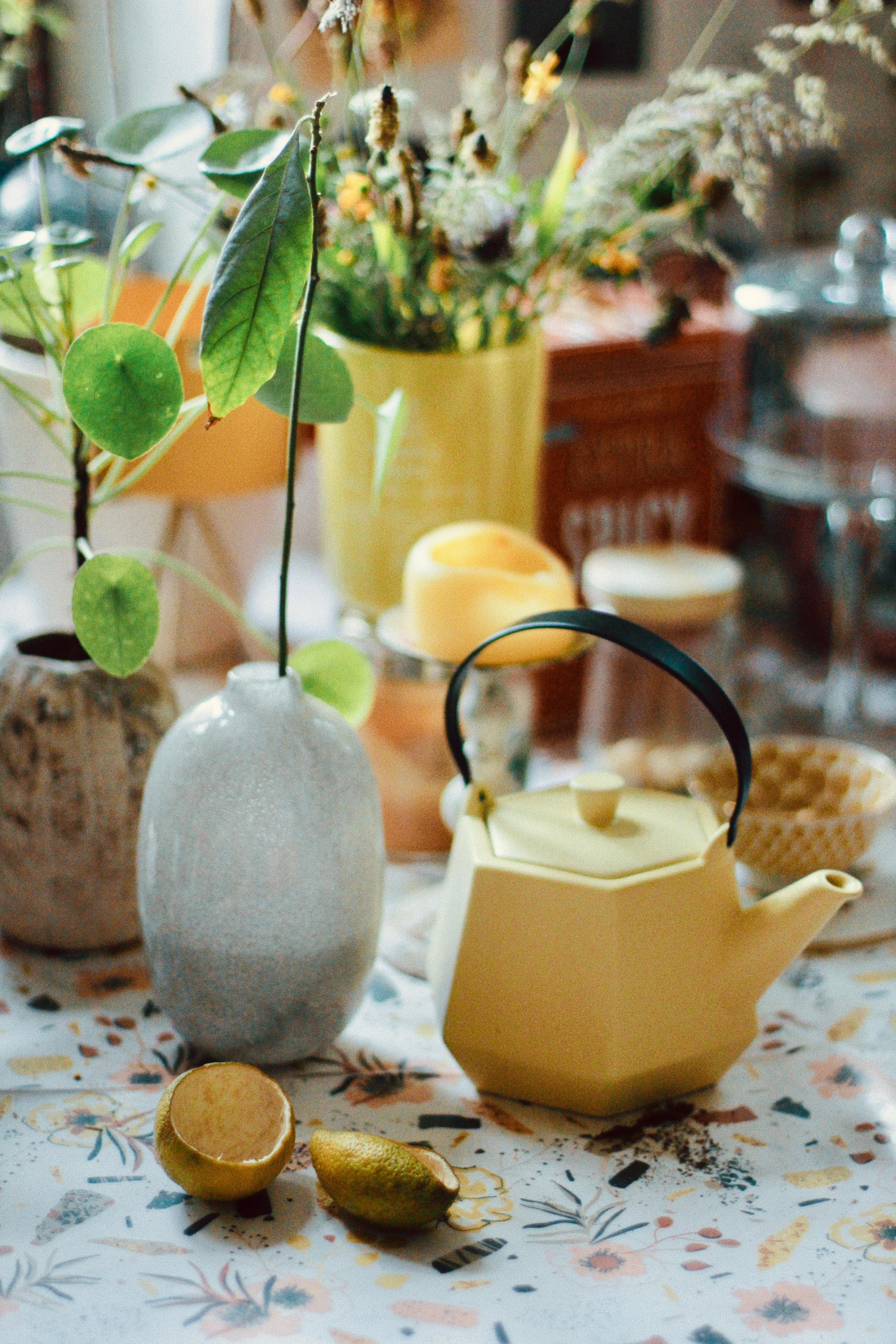 he won’t understand about my teapot collections.  but, does it mattter? 🤓

#teekanne
#gelb
#vasen
#couchliebt
