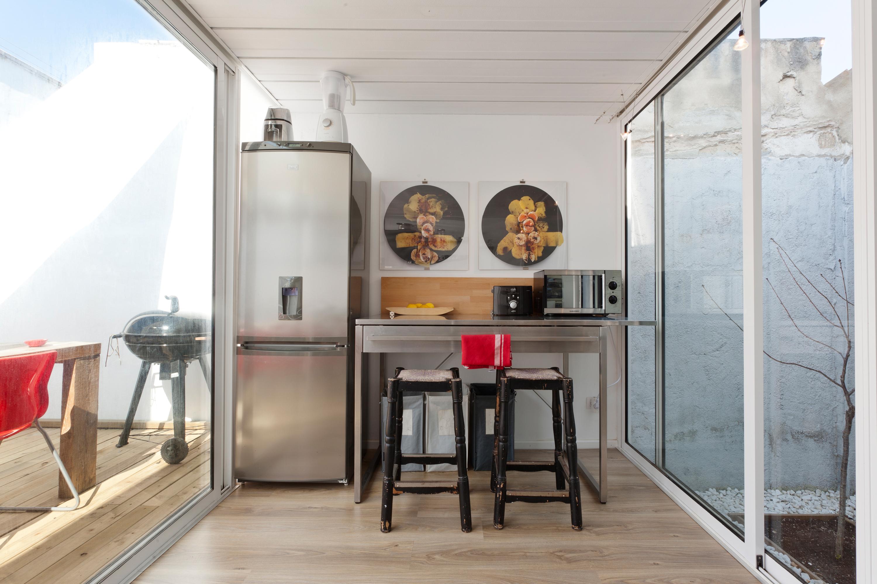 Helle Küche im Containerhaus #barhocker #metalltisch #containerhaus ©Airbnb