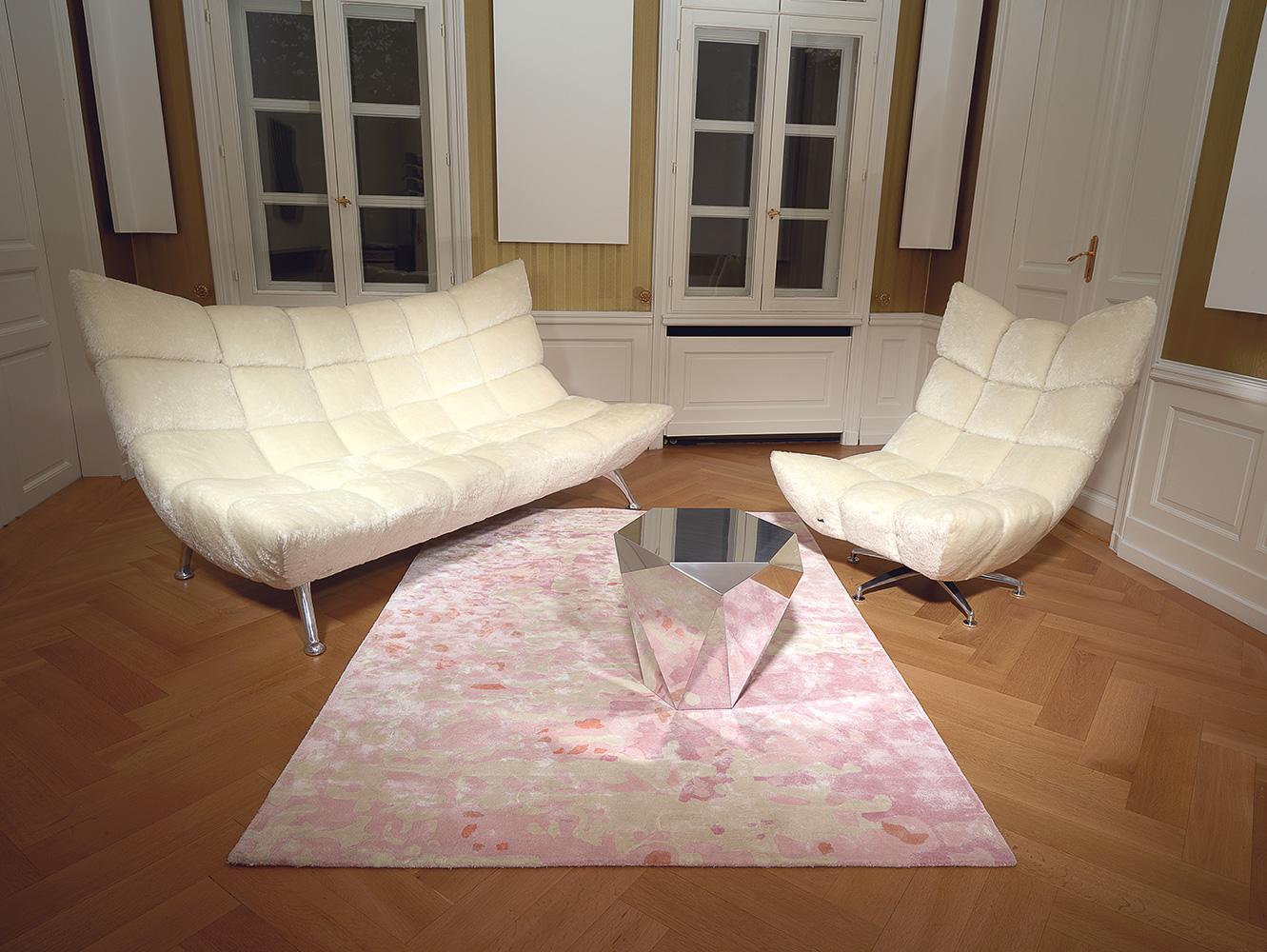 Helle Mohair Sitzgruppe mit Teppich in Pastelltönen #teppich #sessel #pastellfarbe #sofa #glascouchtisch #drehsessel #cremefarben #cremefarbenessofa ©Bretz, Design: Meera Rathai