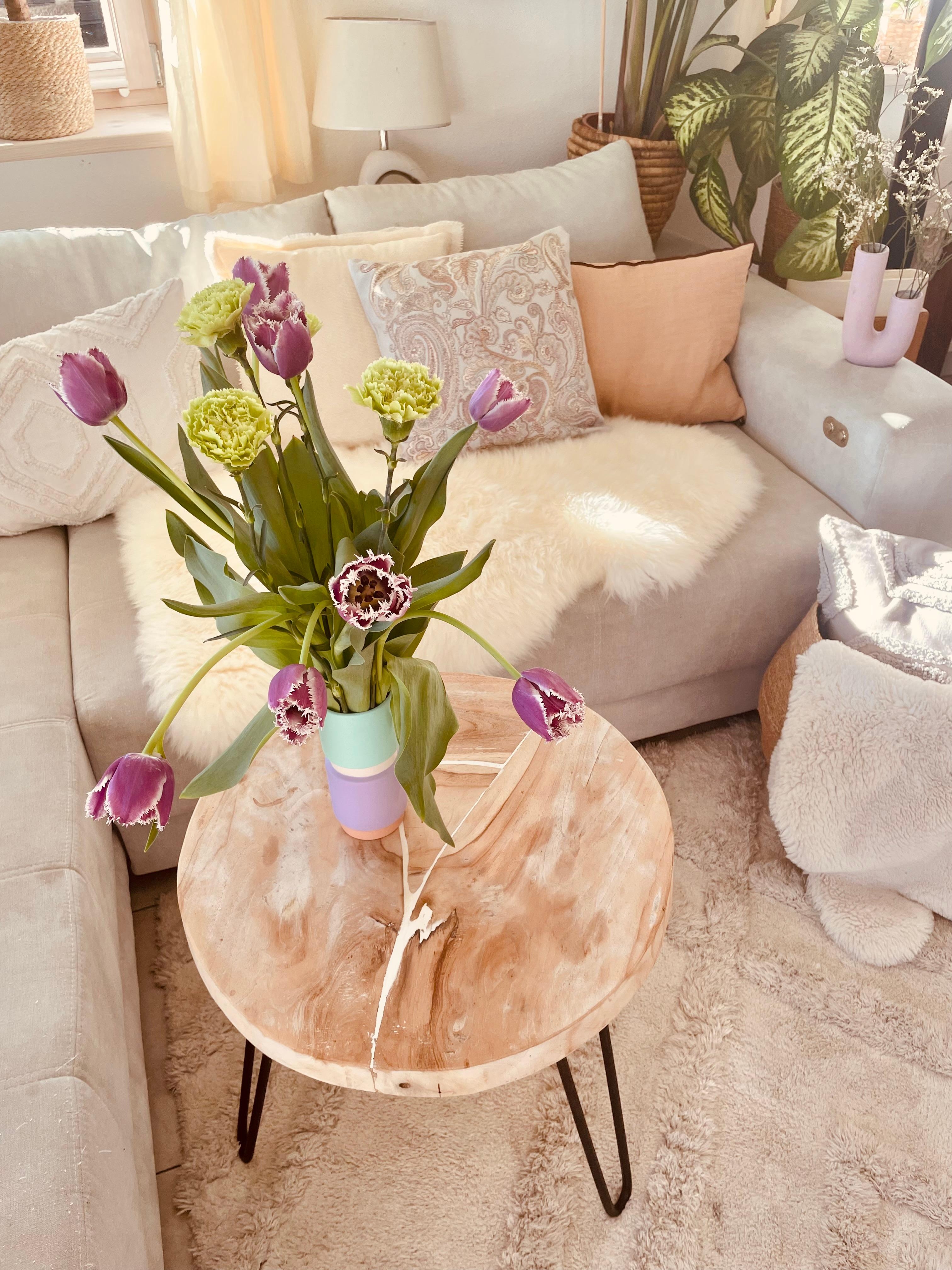 Helle Pastellfarben und warme Wohnaccessoires sind für mich die perfekte Kombi. #modern #pastell #wohnzimmer #couchstyle #blumen #vase 