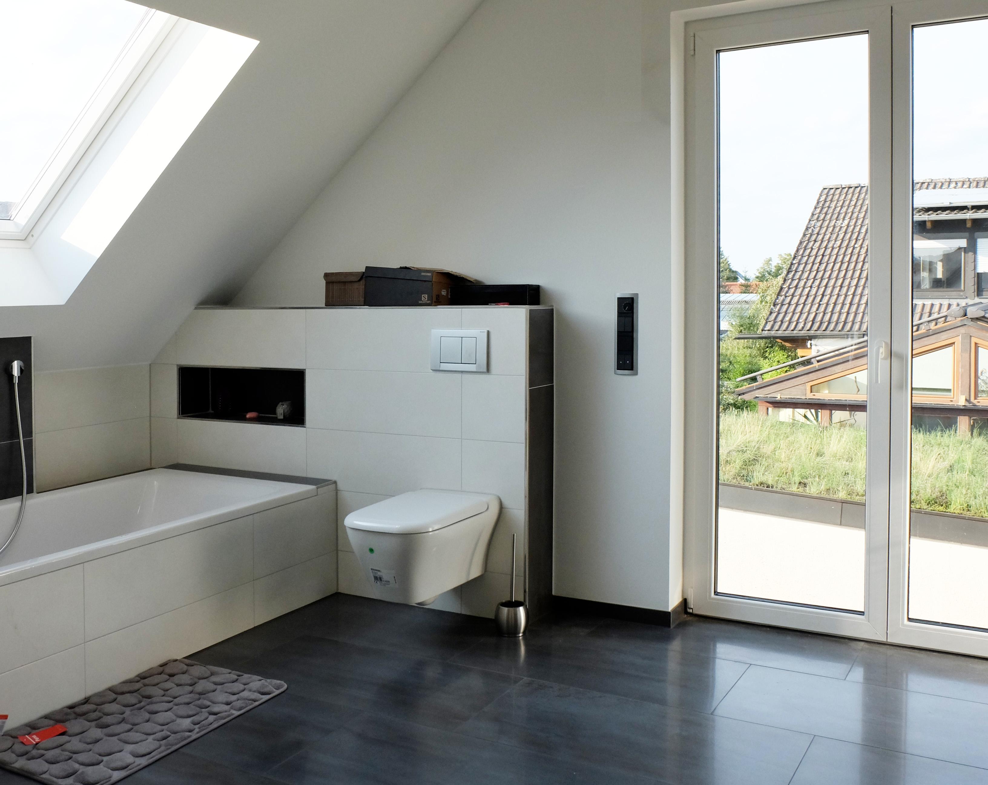 Helles Badezimmer mit Austritt #architektenhaus #badezimmer ©Resonatorcoop