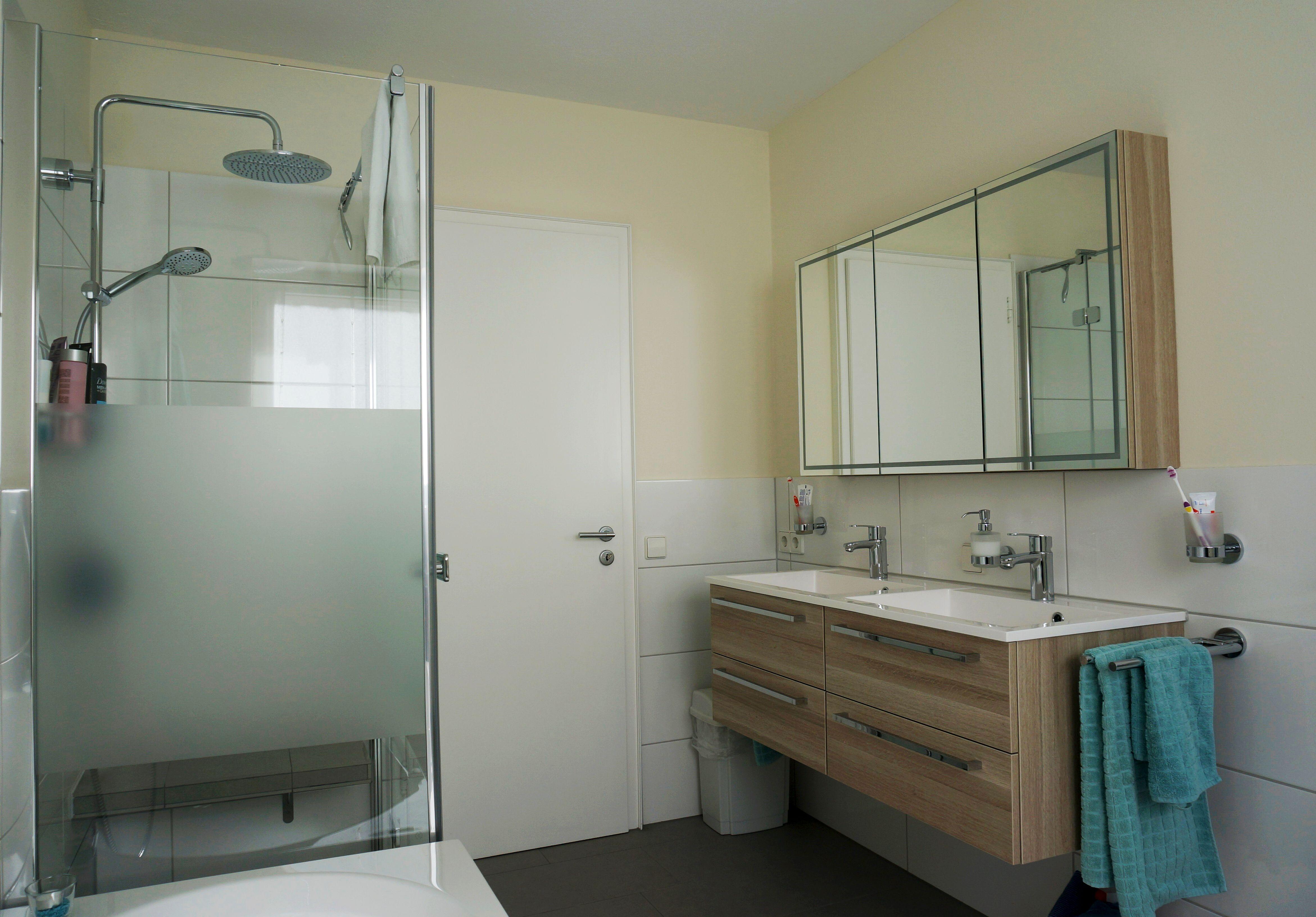 Helles Familienbad #badewanne #dusche #spiegelschrank #doppelwaschtisch ©HEIMWOHL GmbH