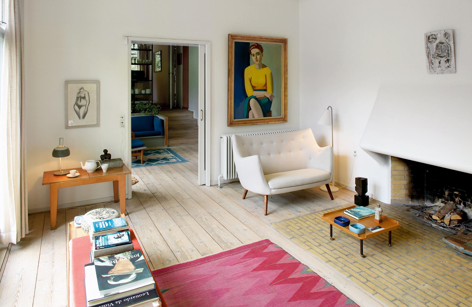 Helles Zimmer mit rotem Teppich #eklektisch #kamin #wohnzimmer #tisch ©Onecollection / Finn Juhl