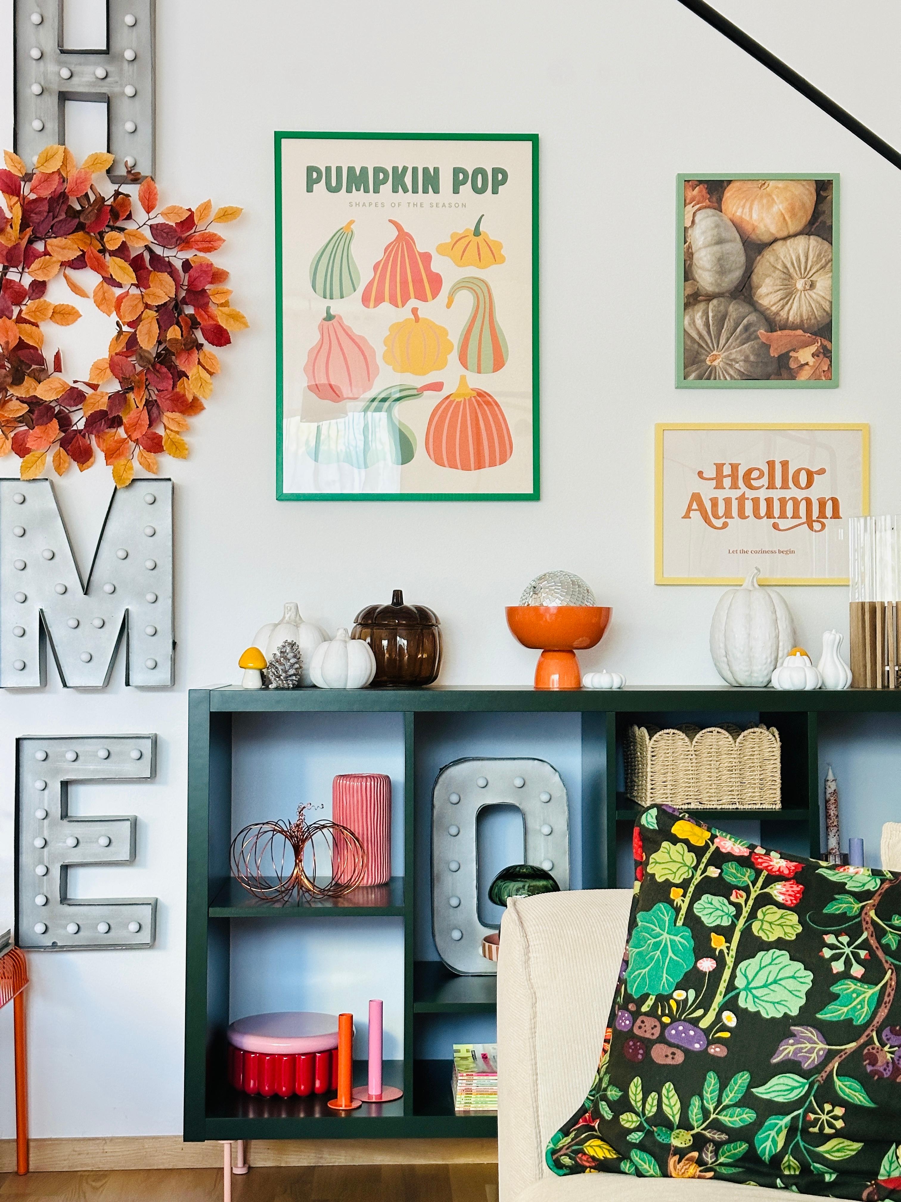 Hello Autumn!🧡 #herbst #poster #gallerywall #kürbis #blätter #kranz #home #wanddeko #ikea #orange #grün #wohnzimmer #colourful #farbenfroh #dekoliebe #herbstdeko