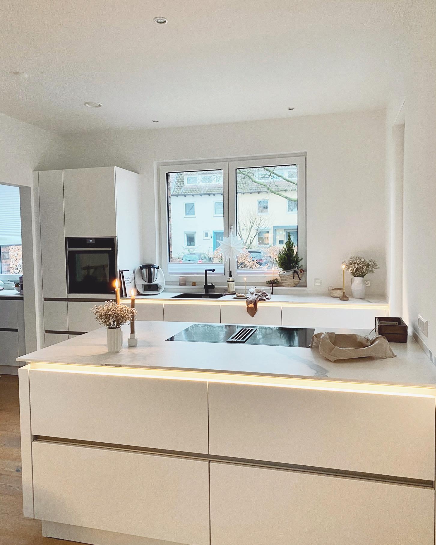 Hello from my kitchen 🤍
#whitekitchen#weisseküche#interiorblogger#couchliebt#whiteliving#whiteinterior#interior