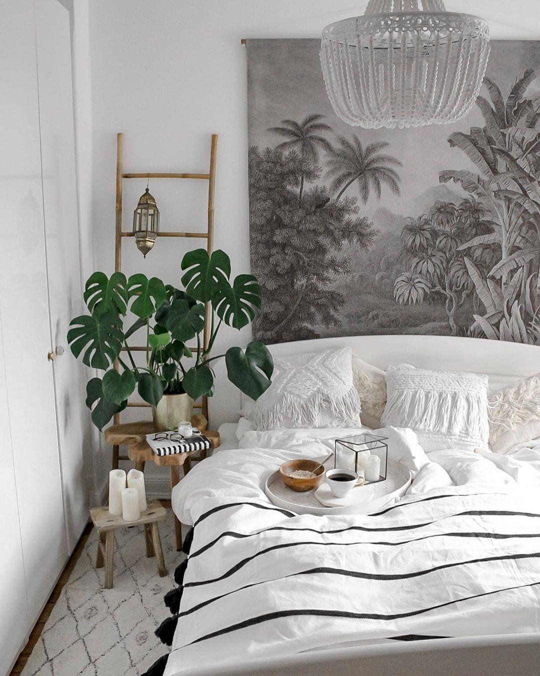 Hello from the #bed side of life. 🧘🏼‍♀️💤 

#bedroom #schlafzimmer #hocker #wandbild #bett #kaffee #scandistyle #cozy