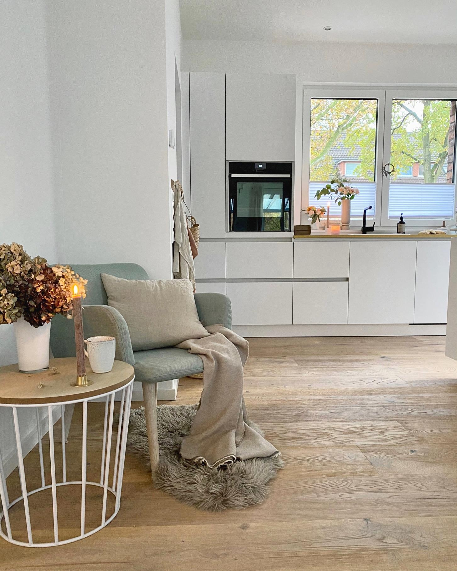 Hello from this lovely corner 🧡
#whitekitchen#whiteliving#interior#hygge#couchliebt#couchstyle#küche