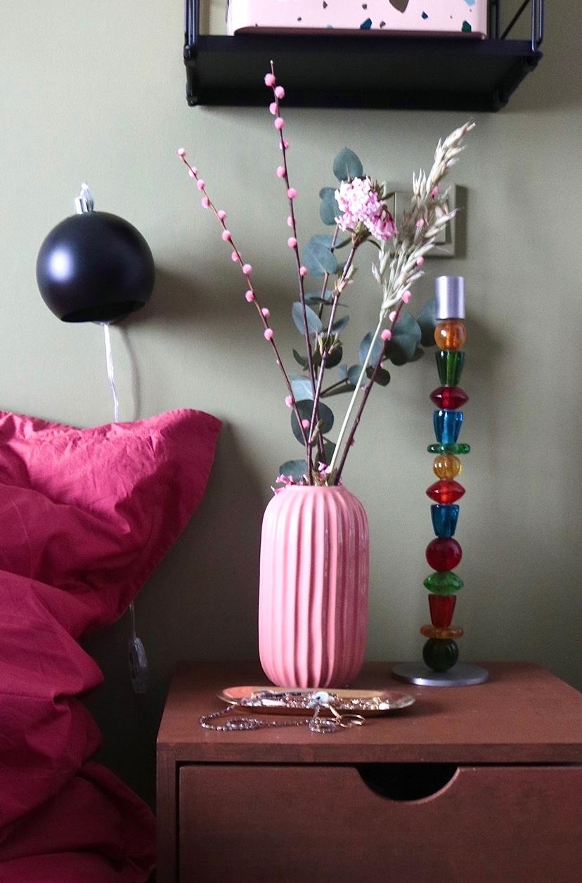 Hello Frühling! #wandfarbe #farbe #vase #deko #interior #cosy #schlafzimmer #schlafzimmerdeko #kerzenhalter