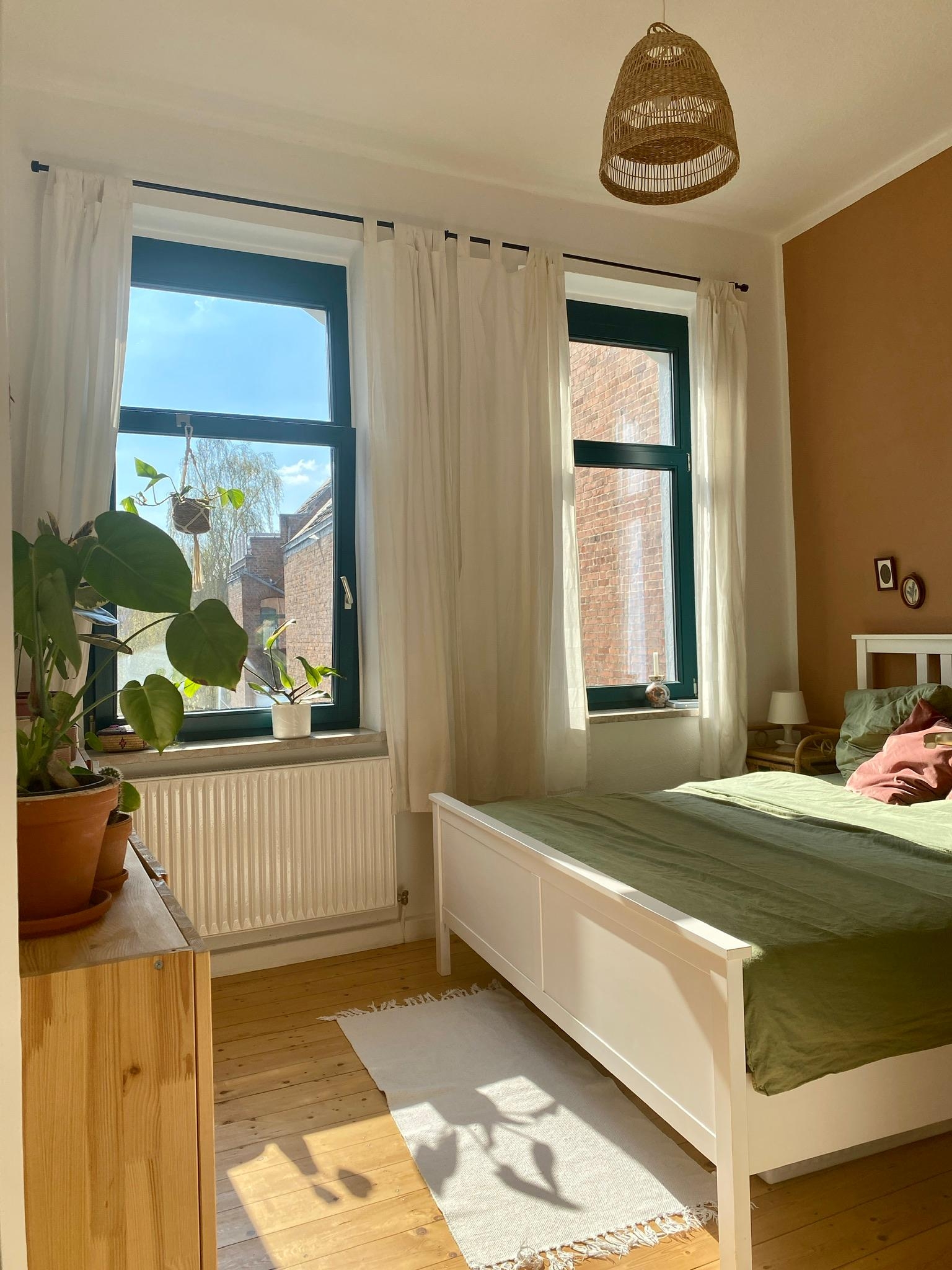 Hello sun 🌞
#schlafzimmer #schlafzimmerideen #altbau #boho #rattan #plant #grün #teppich #bedroom