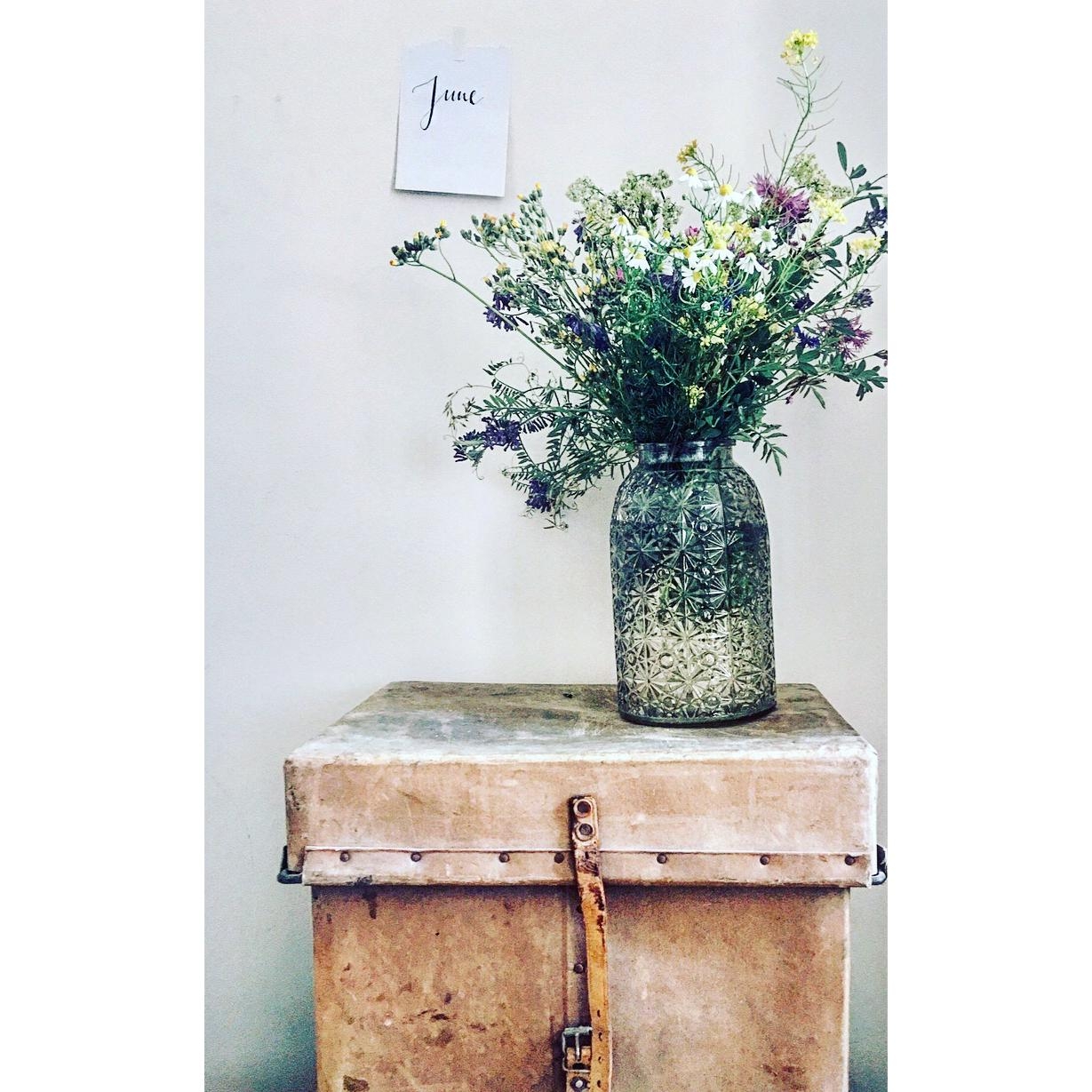 hellojune#juni#flowers#blumen#wiese#kiste#vintage#antik#calligraphy#couchliebt#repost#vase#interior#home#deko#kalender