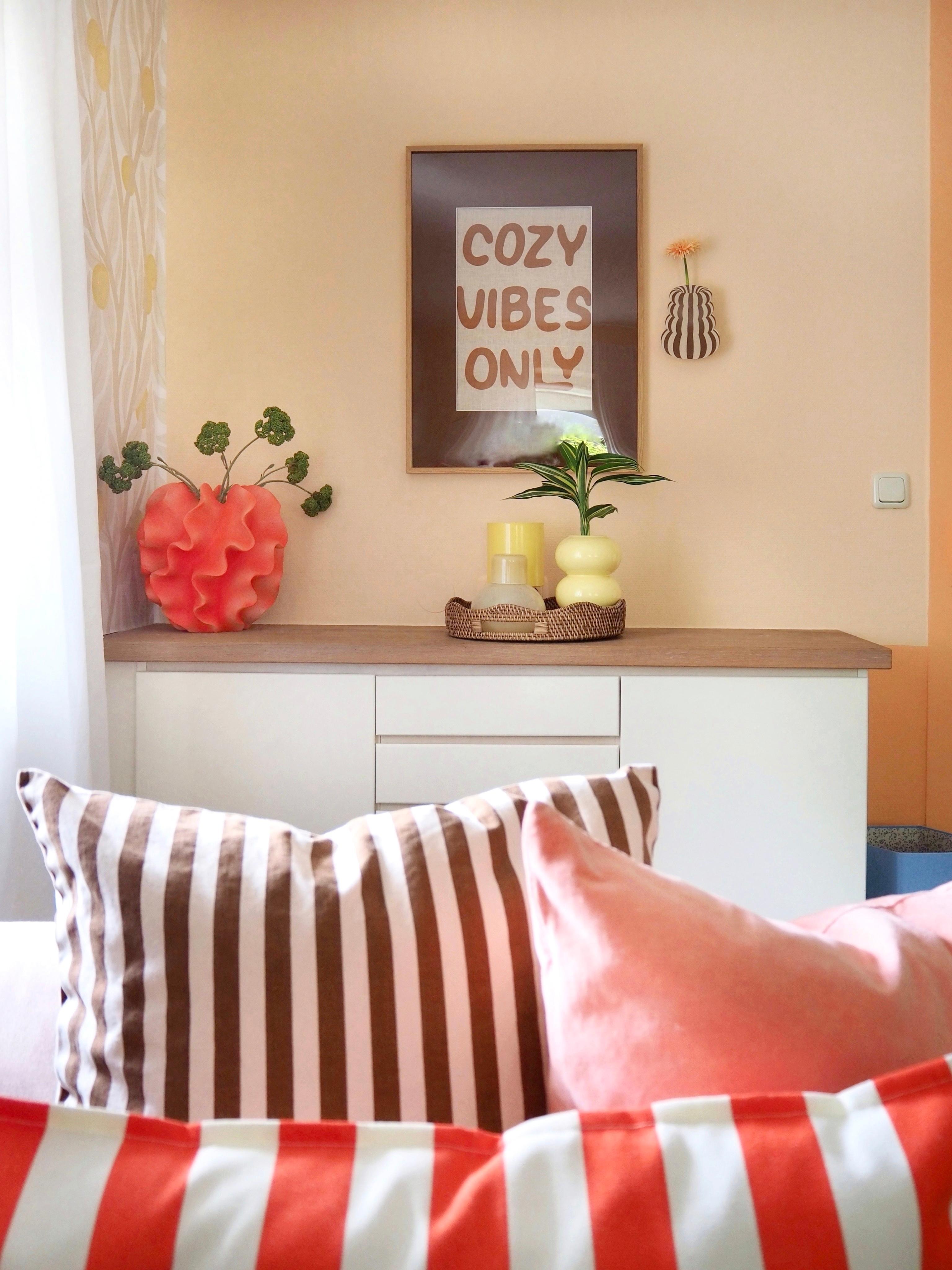 HELLO.SEPTEMBER #cozyhome #cozyvibes #autumncolors #livingroom #stripes