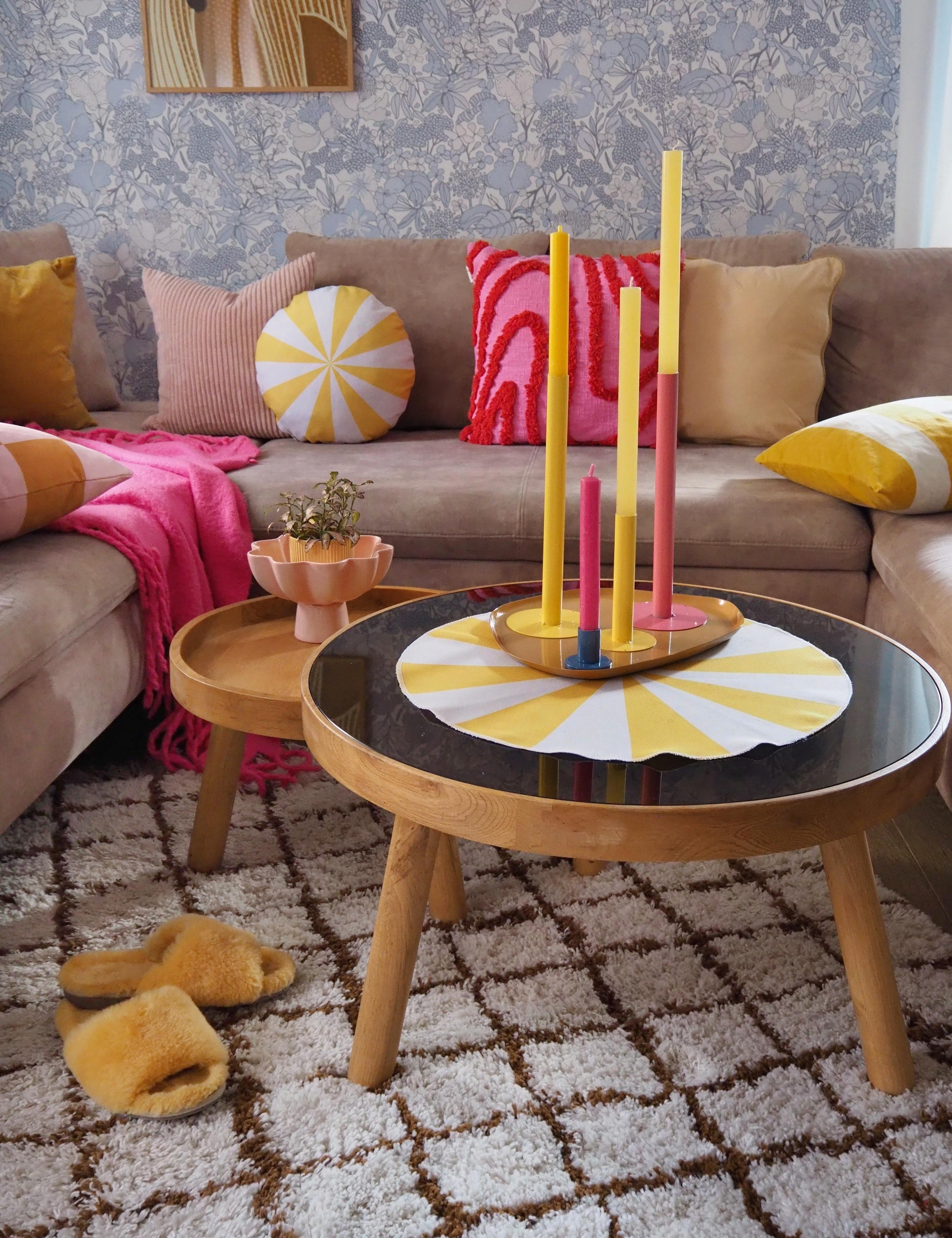 HELLO.YELLOW #newcolorcombo #yellow #pink #colorfulhome #wohnzimmerinspo #couchstyle 