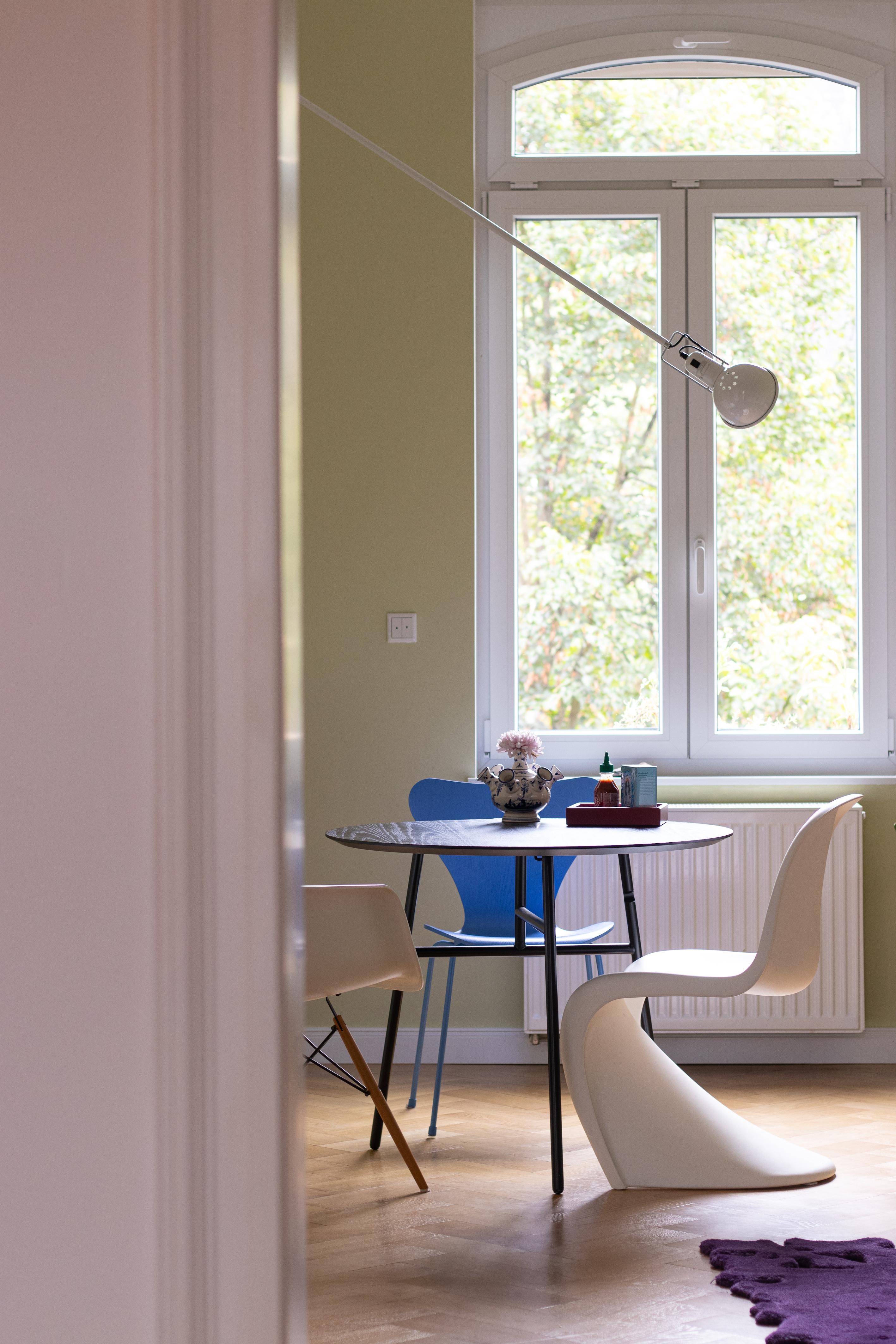 #Herbst #Esstisch #Stuhl #Grün #Farbenfroh #Blau #Grün #Couchliebt #Couchstyle #Altbau #Fenster