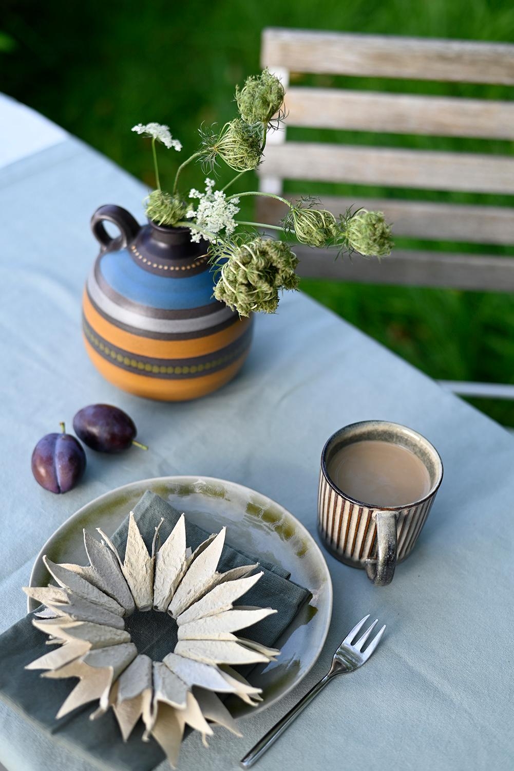 #Herbst Kaffeekränzchen im #Garten ...

#diy #Sonnenblume aus #Eierkarton plus #Keramik aus Dänemark

#Tischdeko