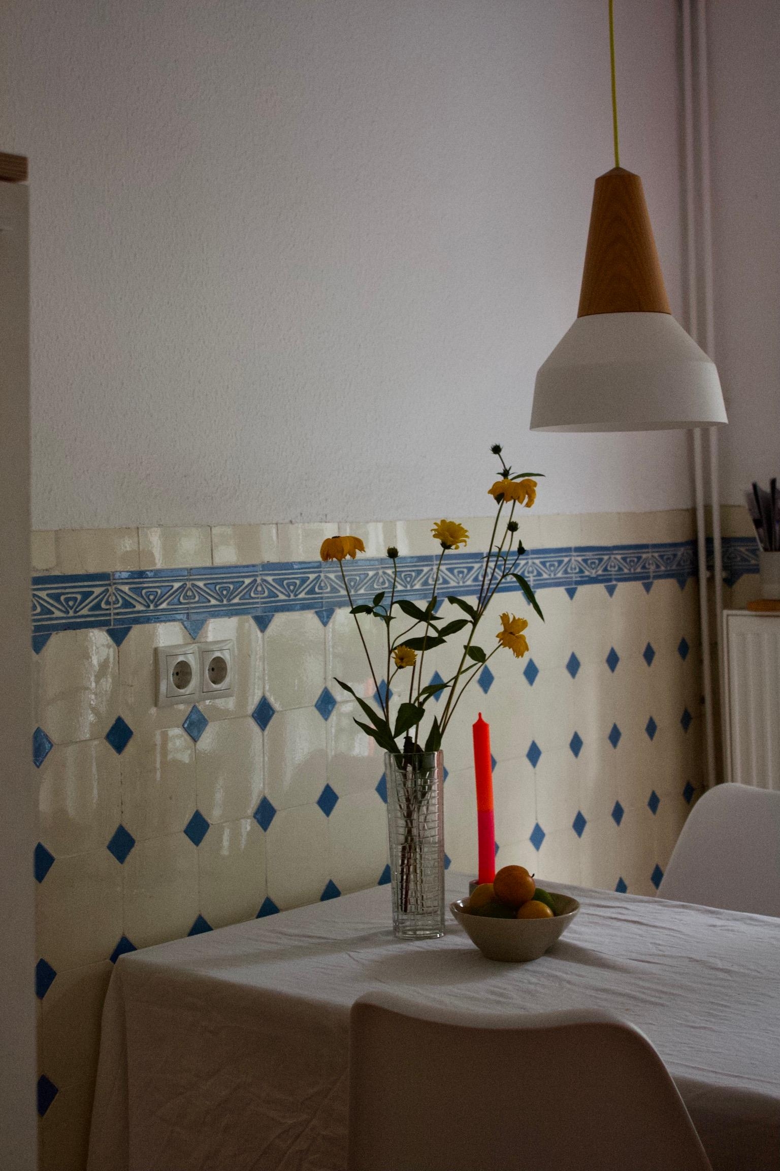 #herbstblumen #küche #altbau #fliesen #lampendesign #esstisch 