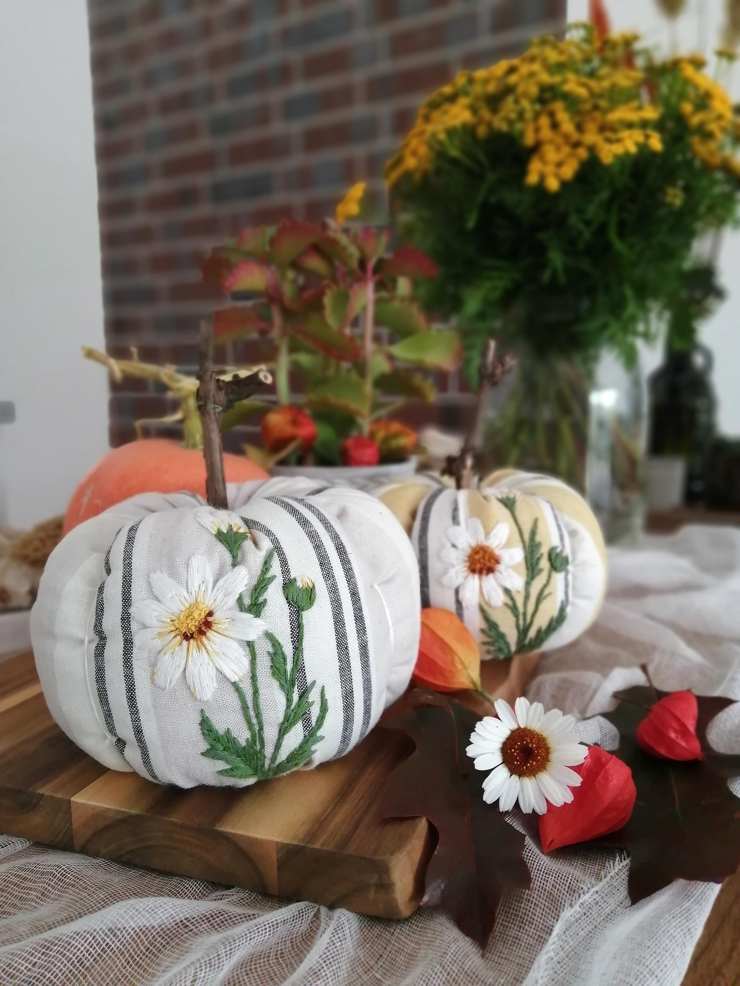 Herbstdeko🌿🌾🌼 #autumndecor #tischdeko #kürbisse #nadelmalerei #handmade #embroidery #sewdecor