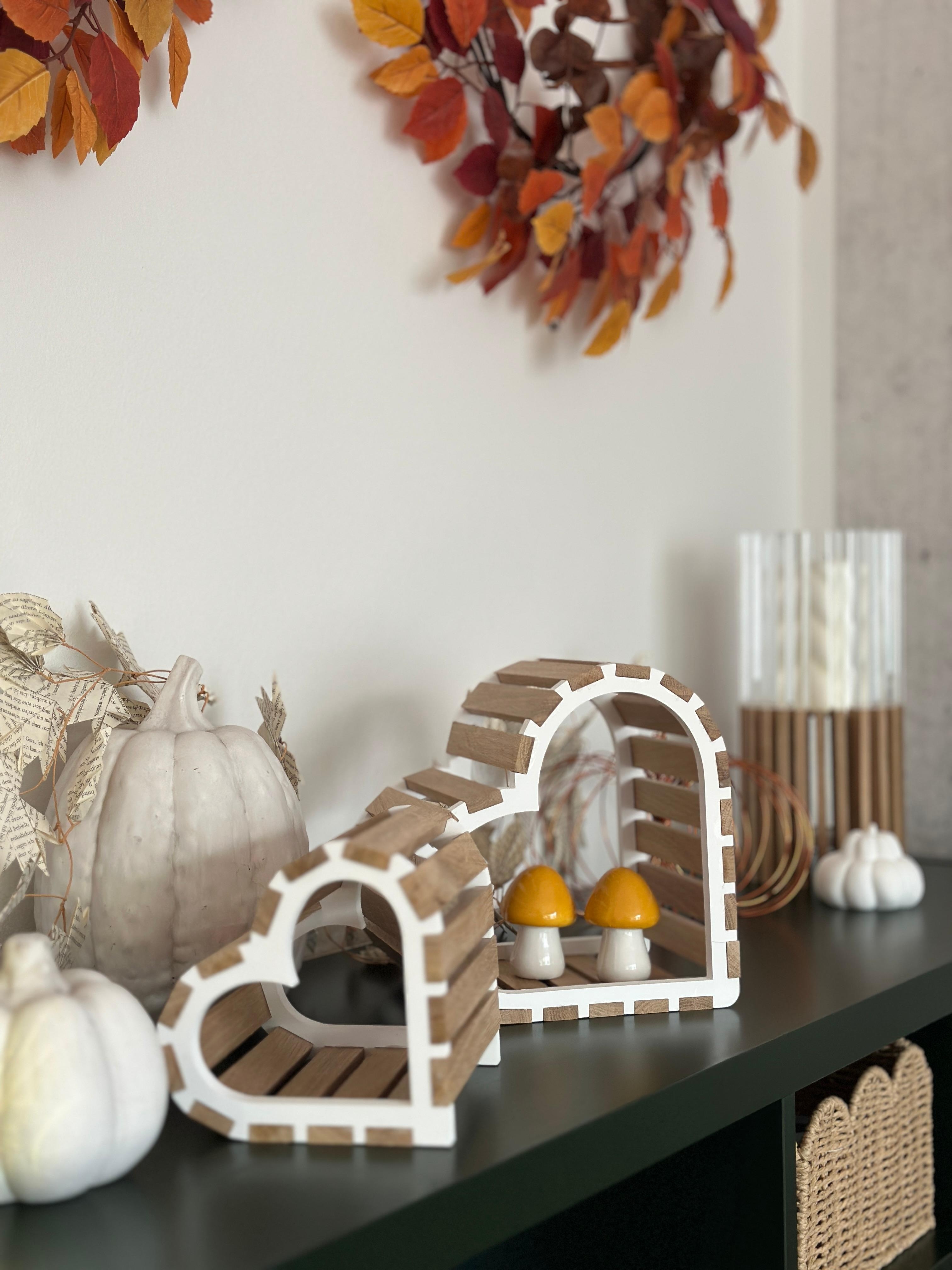#herbstdeko is loading ... 🧡🍂 #herbst #kürbis #deko #wohnzimmer #regal #herz #diy #pilze #wanddeko #ikea #kranz #indiansummer #farben 