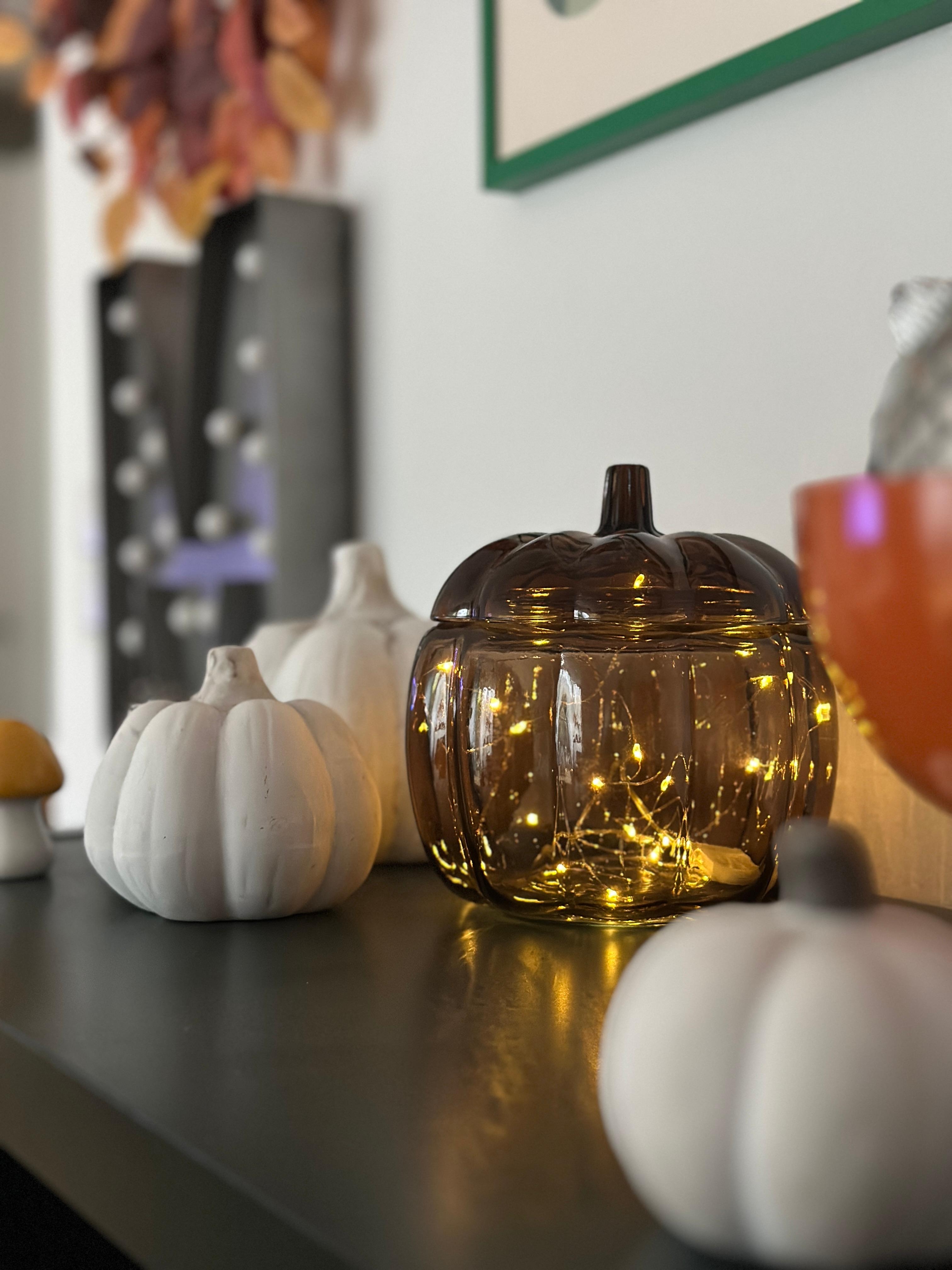 #herbstdeko #kürbis #licht #glas #dekoideen #lichterkette #herbst #wohnzimmer #livingchallenge #wanddeko #poster #blätter #orange