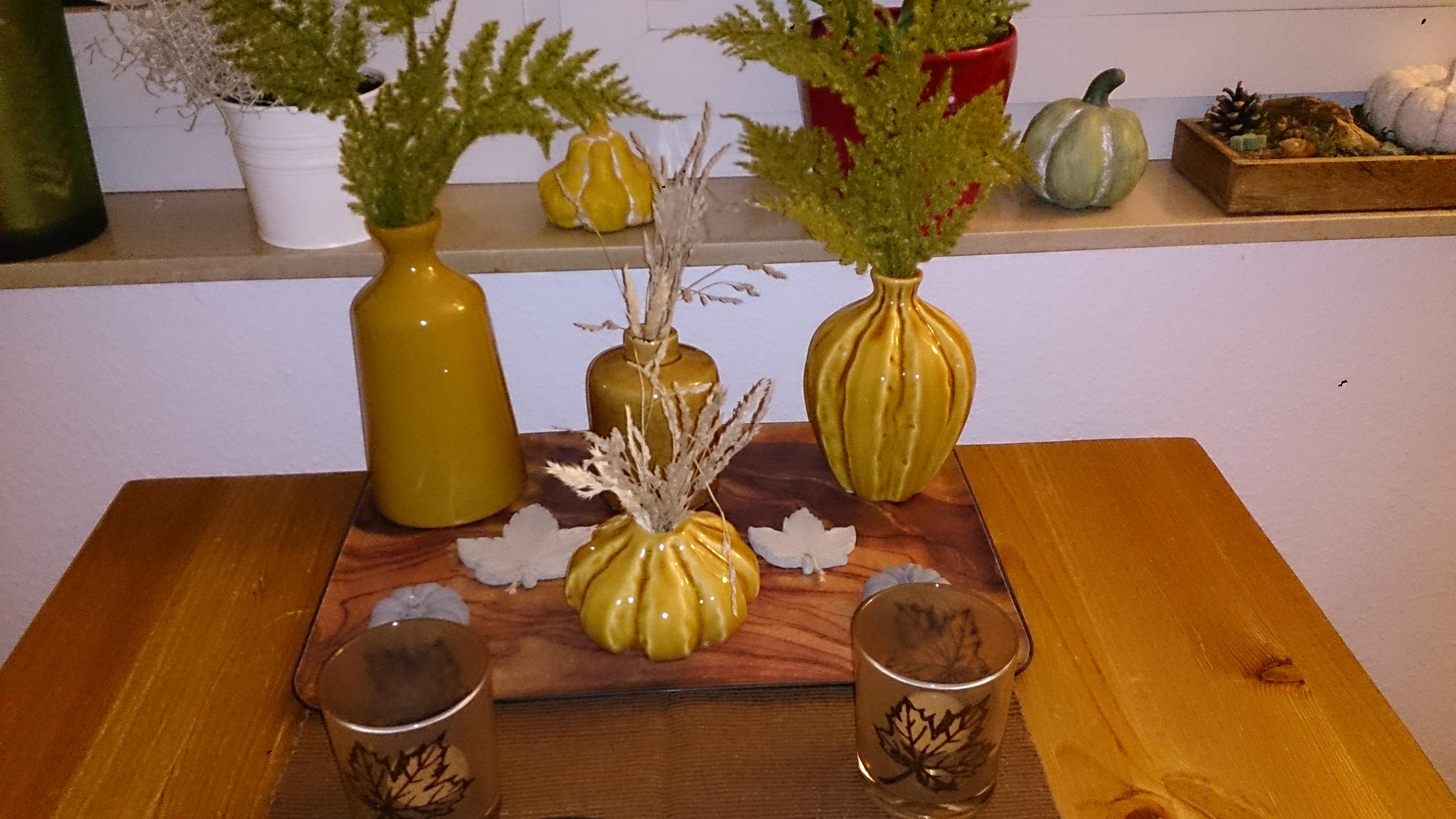 #Herbstdekoration #Farn #Vasen #currygelb #Beton #Blätter #Kürbis