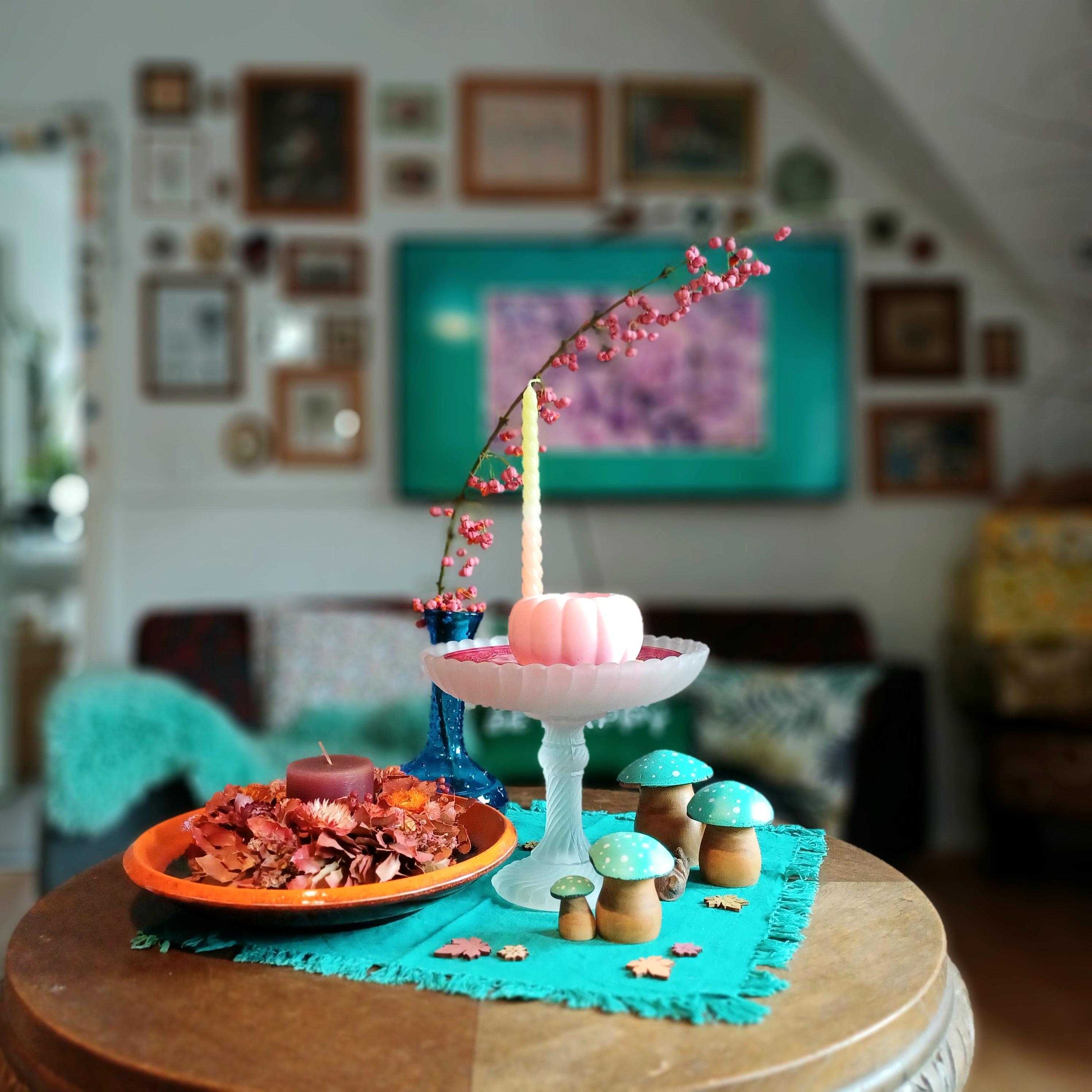 #herbstlich #Deko #Wohnzimmer #Couchtisch #Tischdeko #Bilderwand #mintpetrol #rosa 