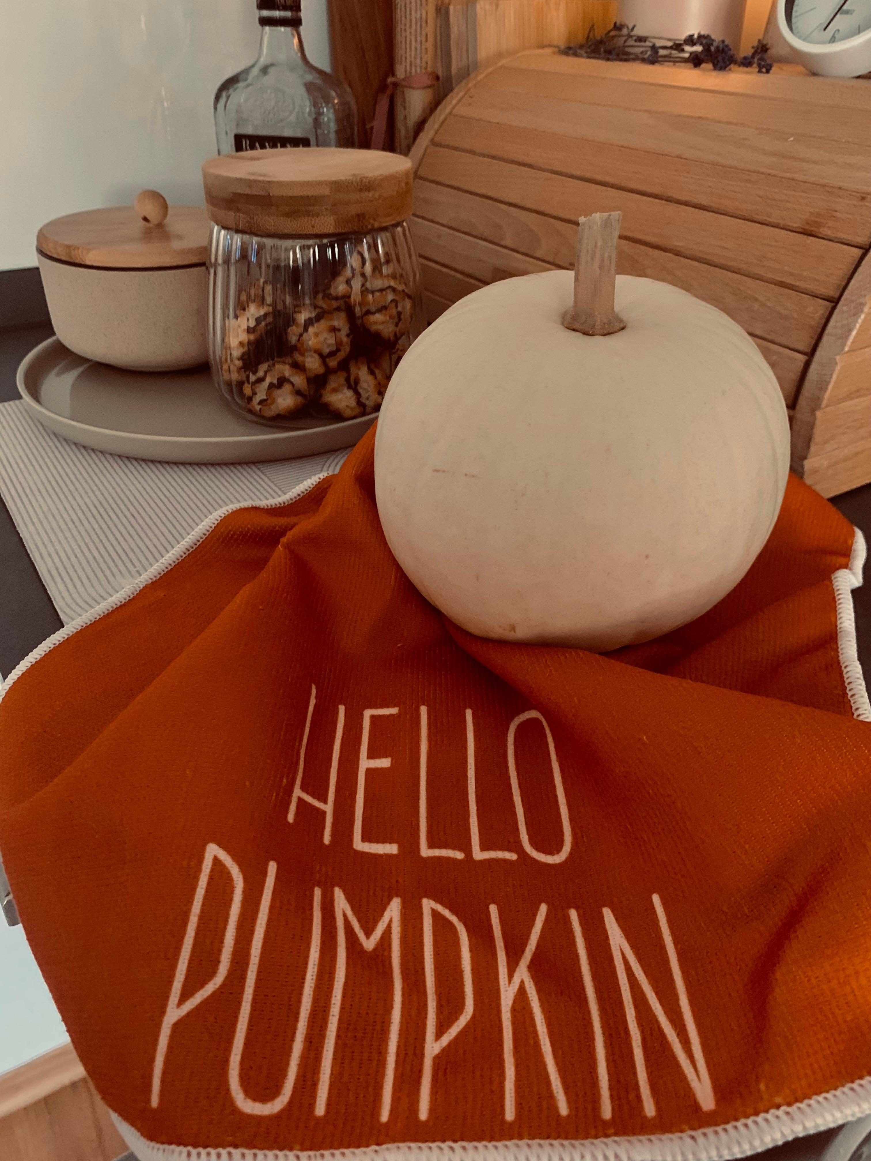 Herbstlich in der Küche 
🍂
#herbst #pumpkin #teller #porzellan #glas #holz #tischset #babyboo 