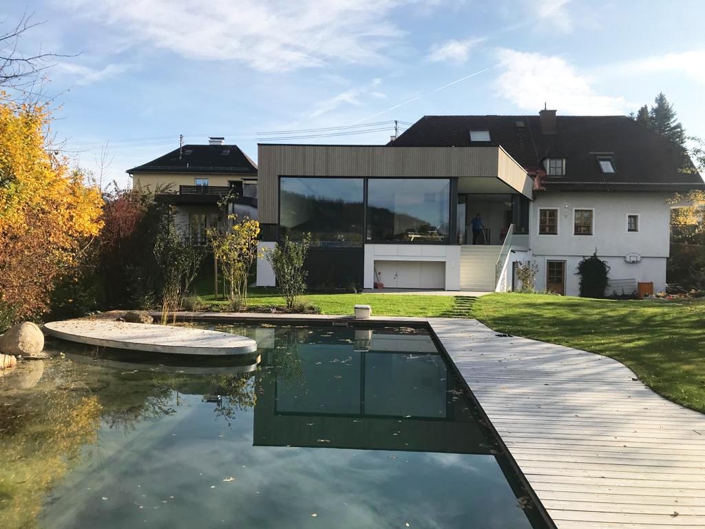 Herbstliche Grüße mit diesem tollen Pool- & Wellnesshaus – natürlich mit Fenster & Türen von Schmidinger! #Herbst